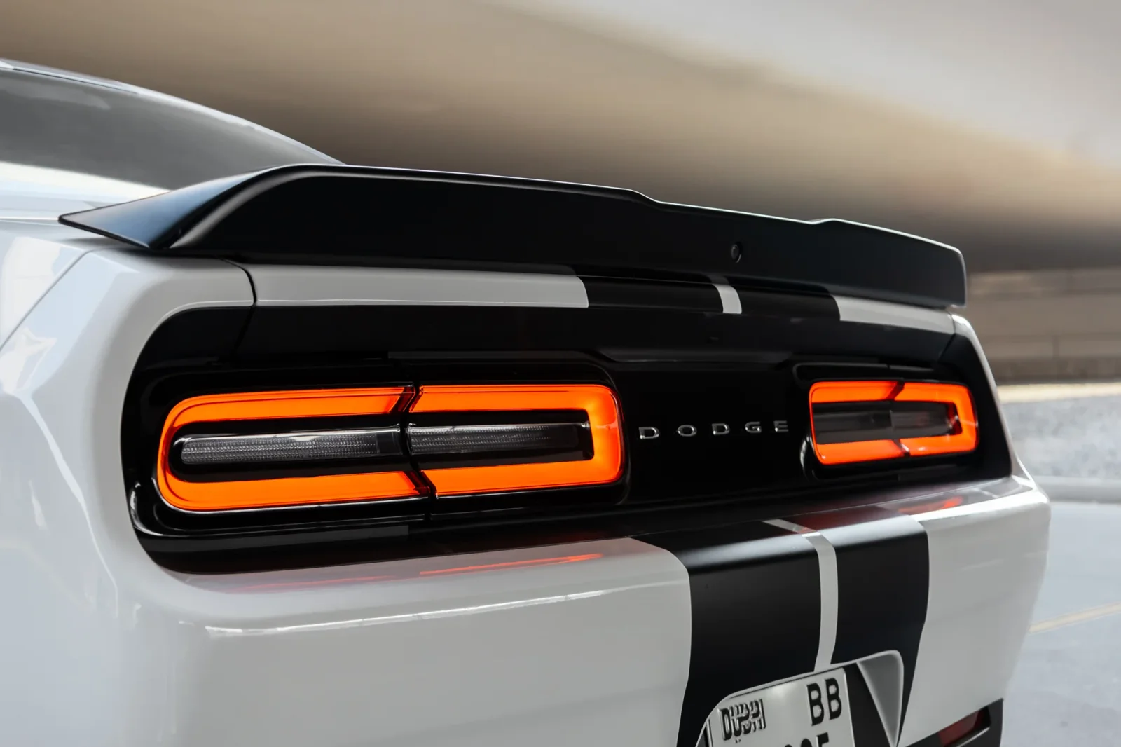 Affitto Dodge Challenger  Bianco 2023 in Abu Dhabi - 10 