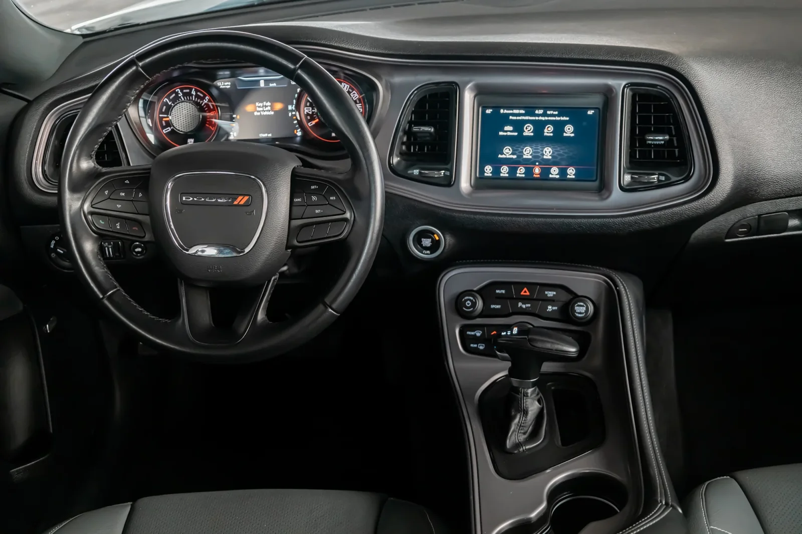 Affitto Dodge Challenger  Bianco 2023 in Abu Dhabi - 3 