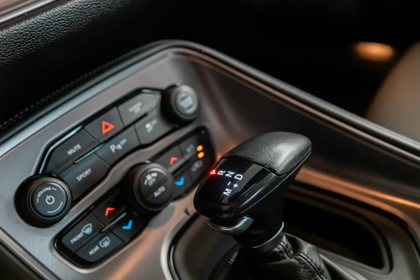 Affitto Dodge Challenger  Bianco 2023 in Abu Dhabi - 5 