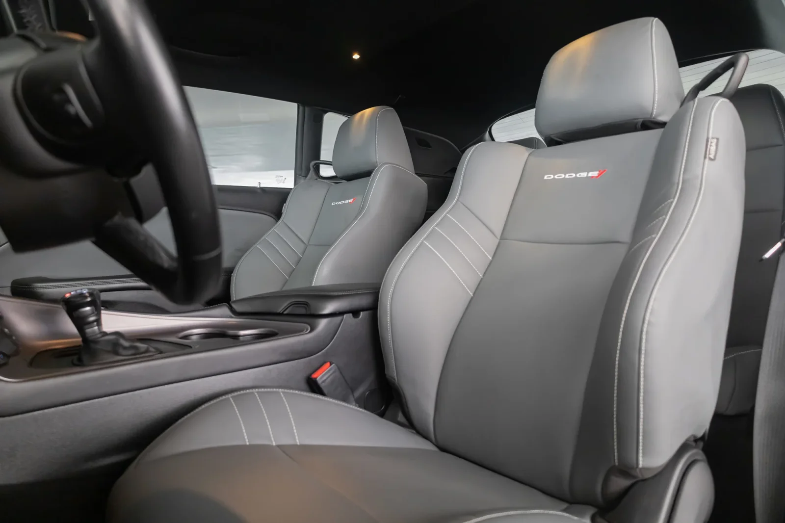 Affitto Dodge Challenger  Bianco 2023 in Abu Dhabi - 4 