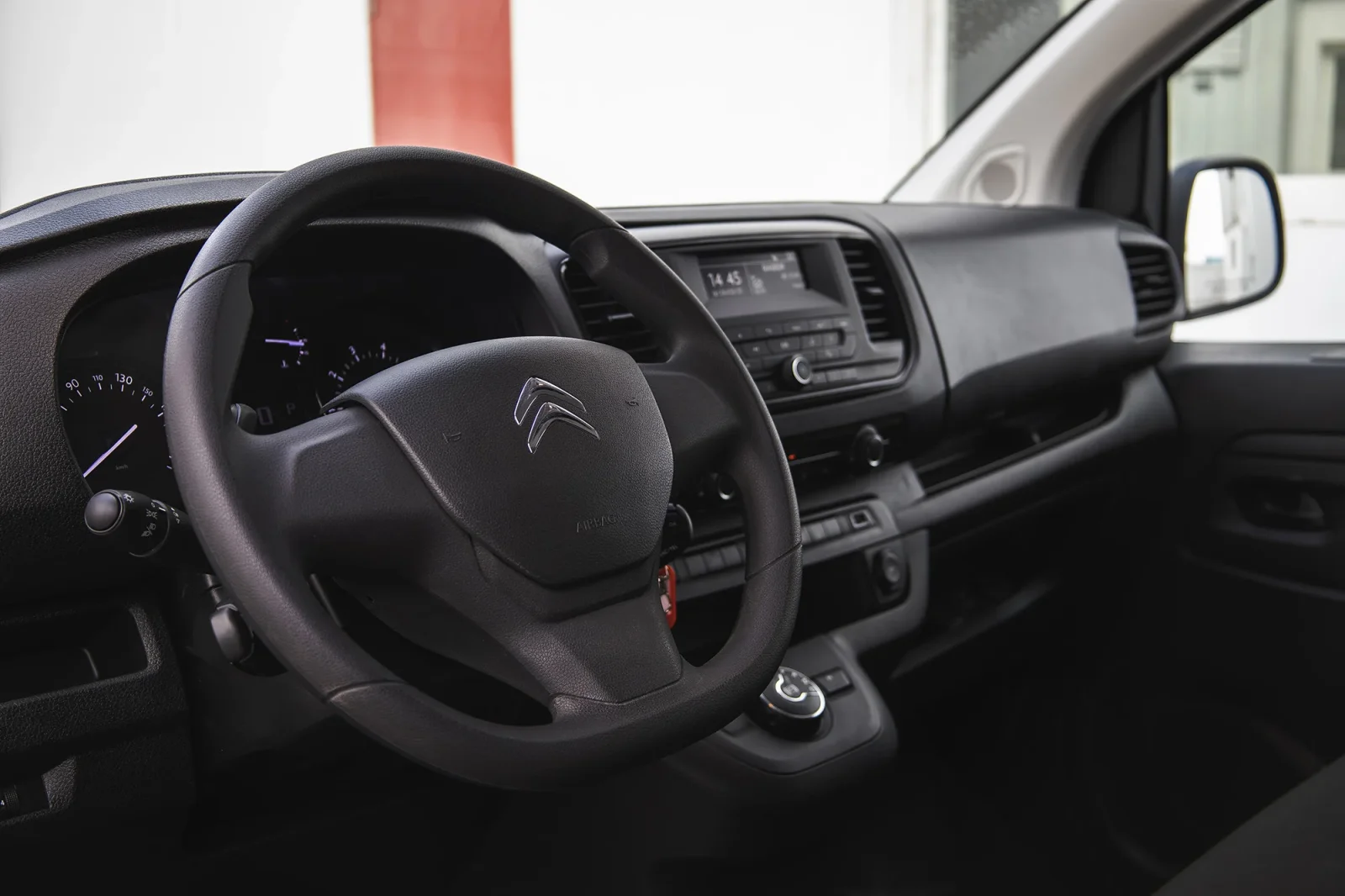 Miete Citroen Jumpy  Weiß 2024 in der Abu Dhabi - 4 