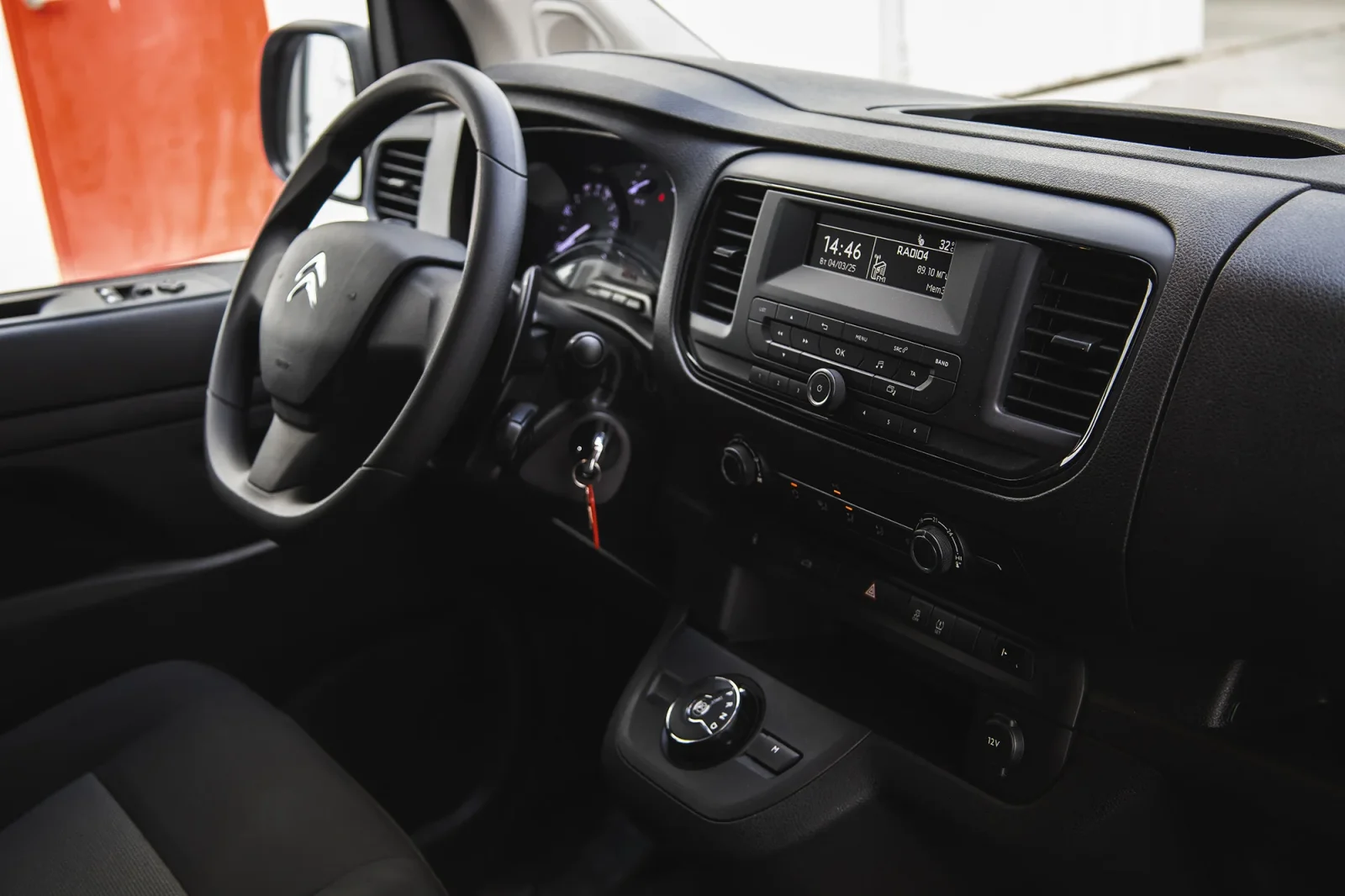 Miete Citroen Jumpy  Weiß 2024 in der Abu Dhabi - 3 