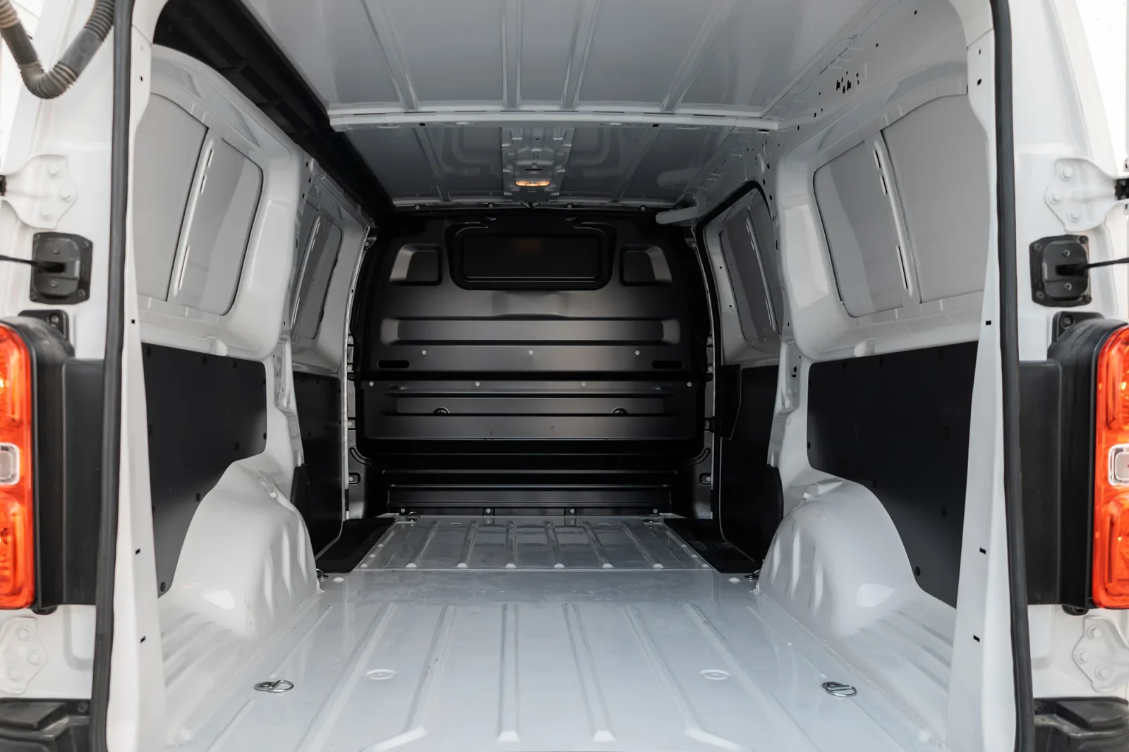 Miete Citroen Jumpy  Weiß 2024 in der Abu Dhabi - 9 