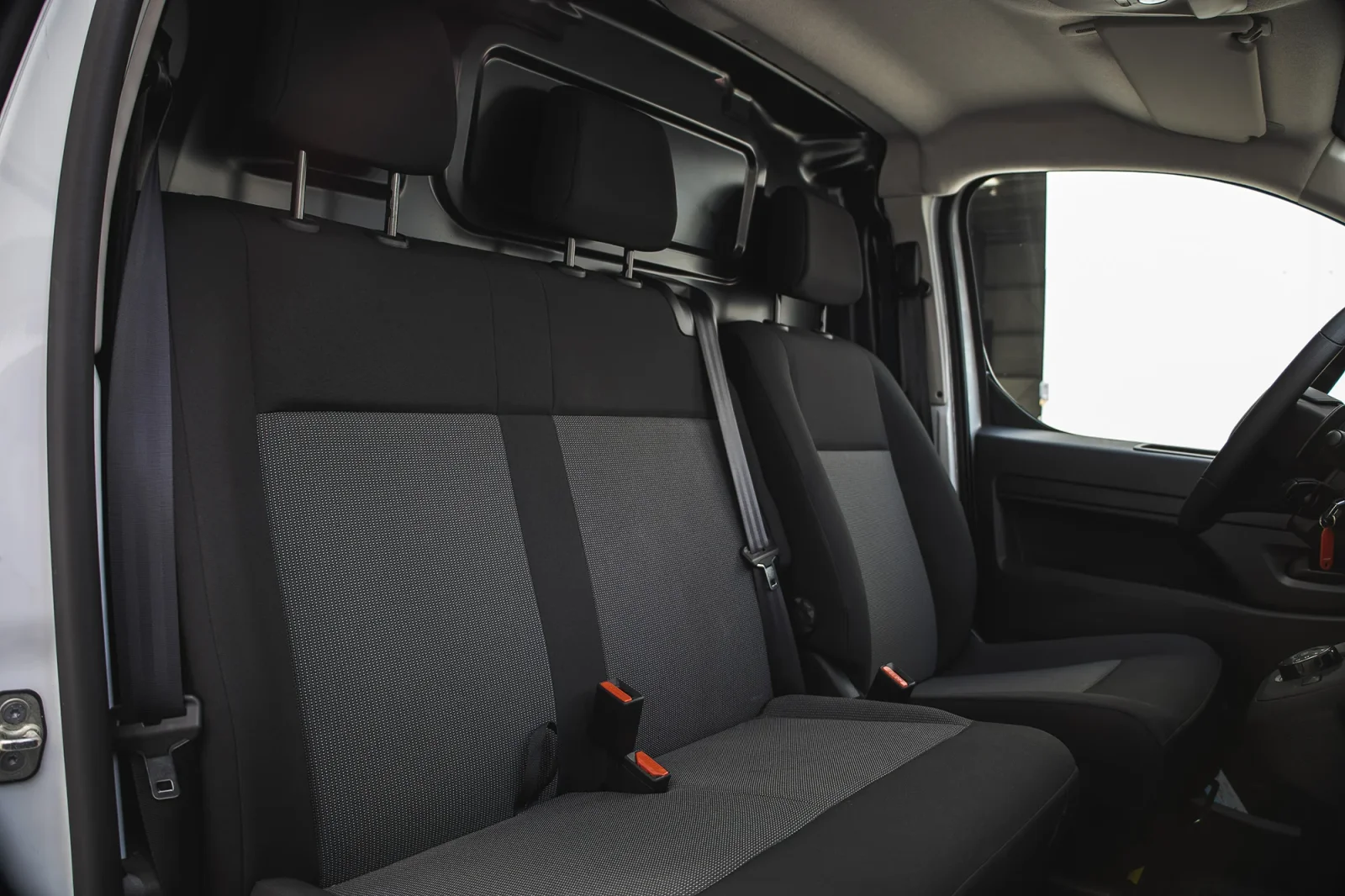 Miete Citroen Jumpy  Weiß 2024 in der Abu Dhabi - 5 