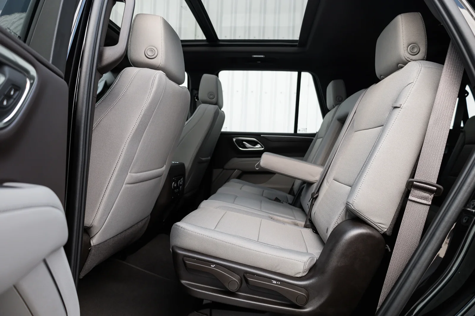 Kiralık Chevrolet Tahoe  Siyah 2024 içinde Abu Dhabi - 16 