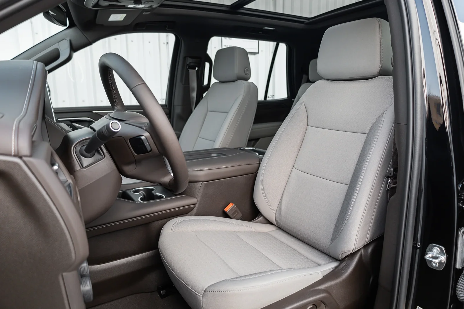 Kiralık Chevrolet Tahoe  Siyah 2024 içinde Abu Dhabi - 6 