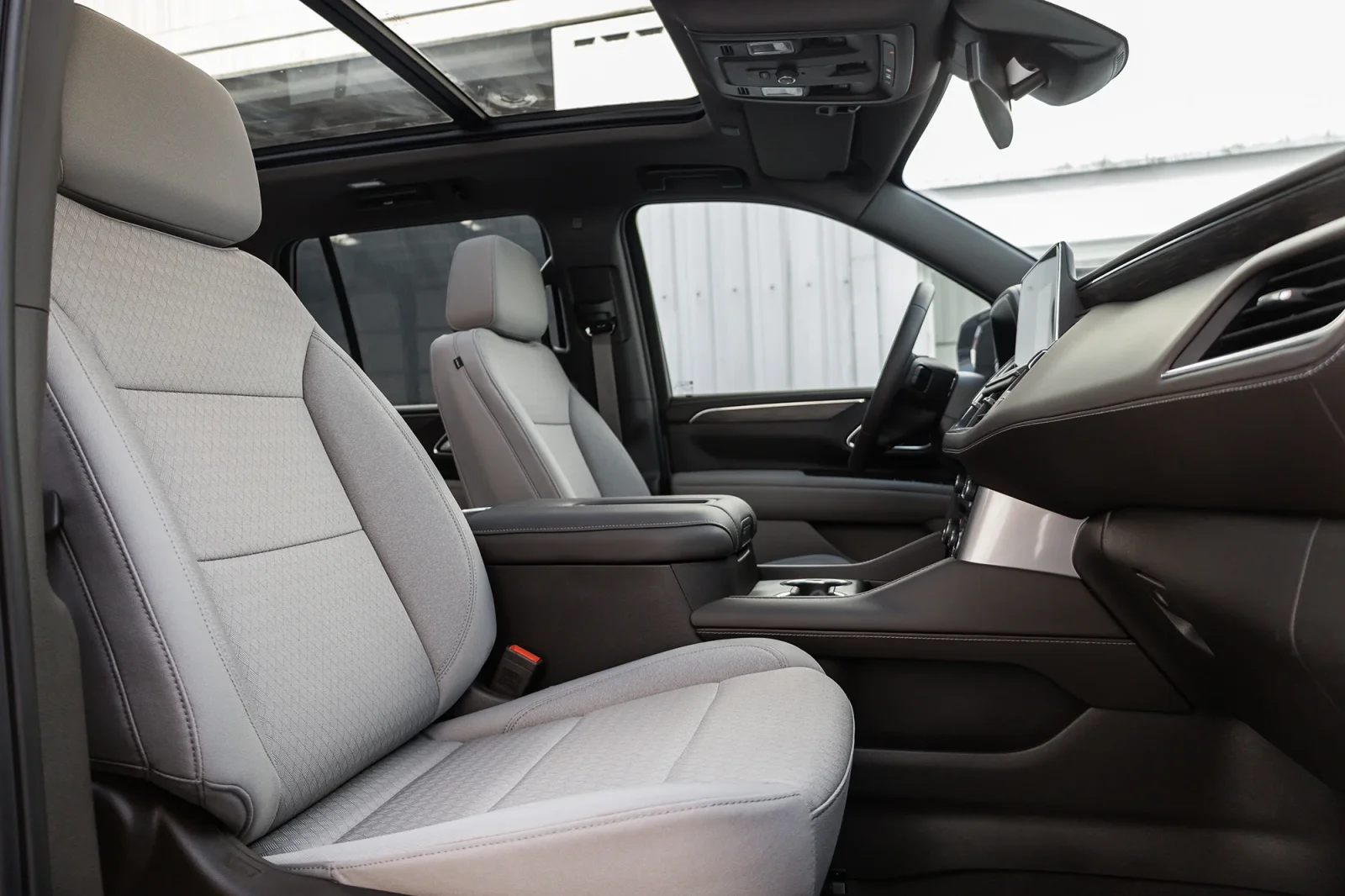 Kiralık Chevrolet Tahoe  Siyah 2024 içinde Abu Dhabi - 7 