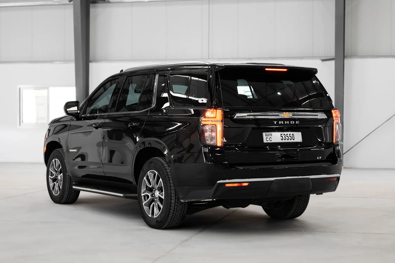 Kiralık Chevrolet Tahoe  Siyah 2024 içinde Abu Dhabi - 10 