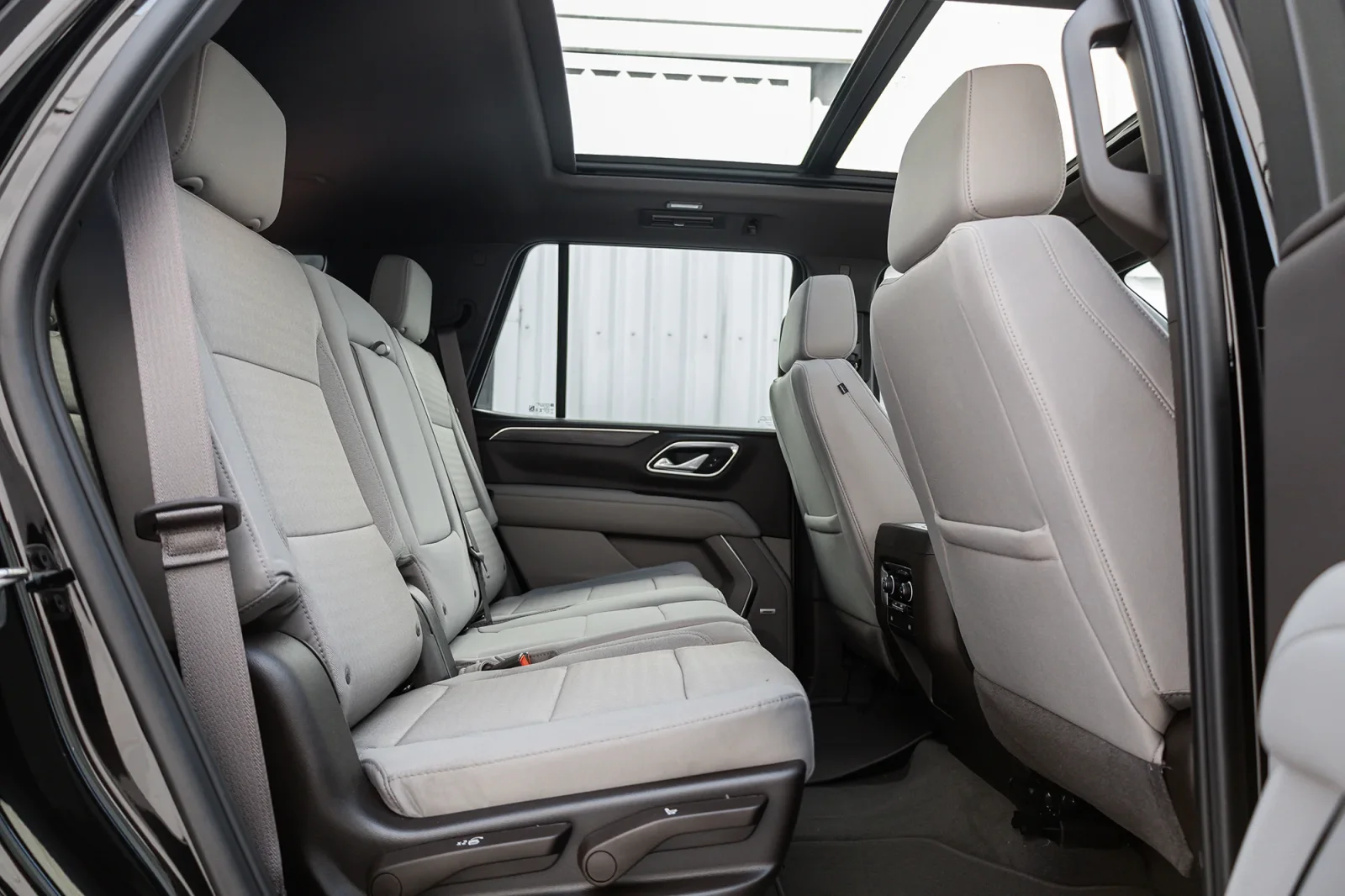 Kiralık Chevrolet Tahoe  Siyah 2024 içinde Abu Dhabi - 5 