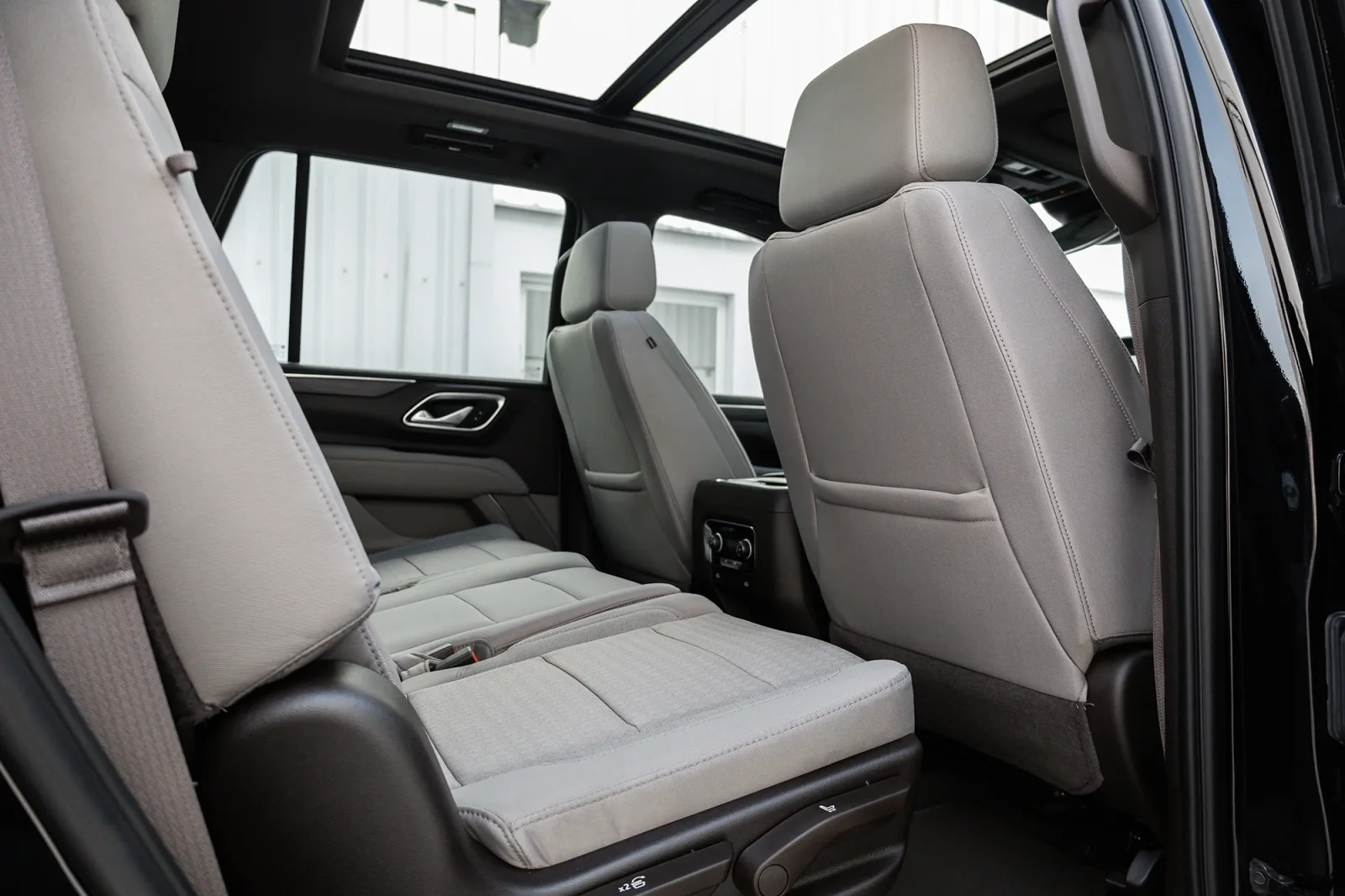 Kiralık Chevrolet Tahoe  Siyah 2024 içinde Abu Dhabi - 13 