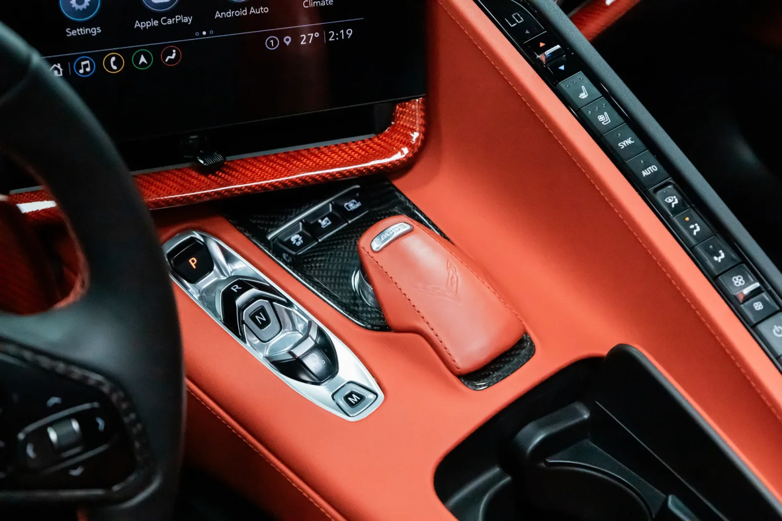 Kiralık Chevrolet Corvette  Kırmızı 2022 içinde Abu Dhabi - 7 