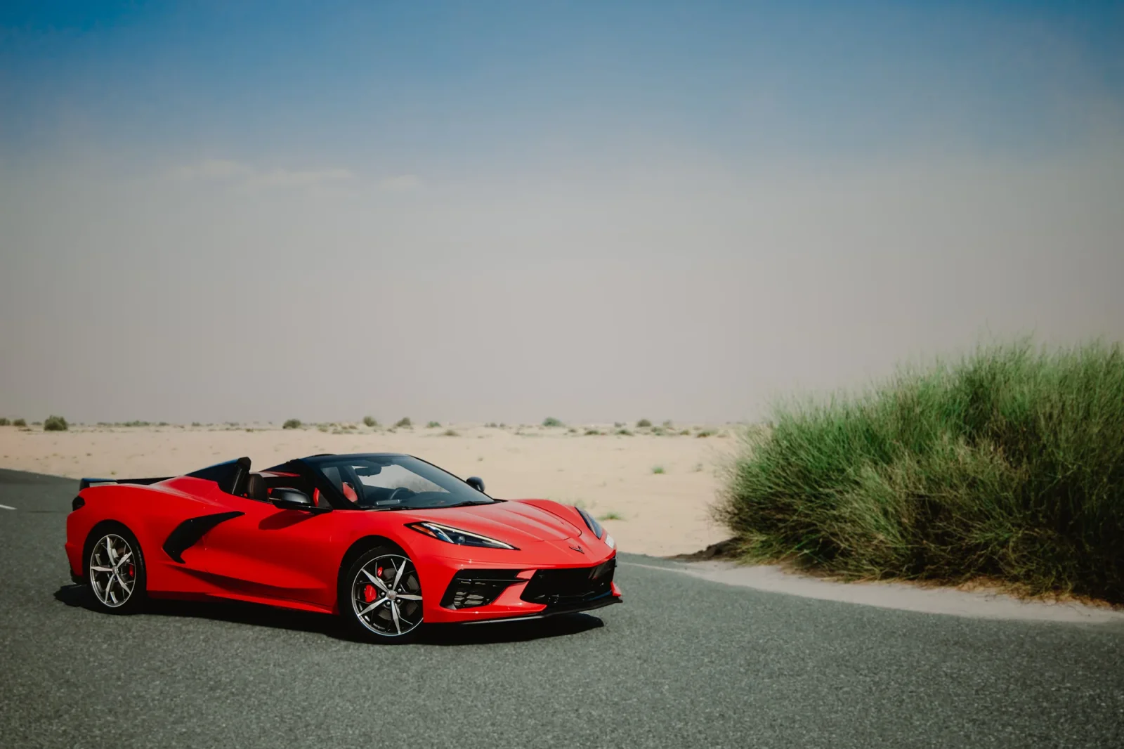 Kiralık Chevrolet Corvette  Kırmızı 2022 içinde Abu Dhabi - 11 