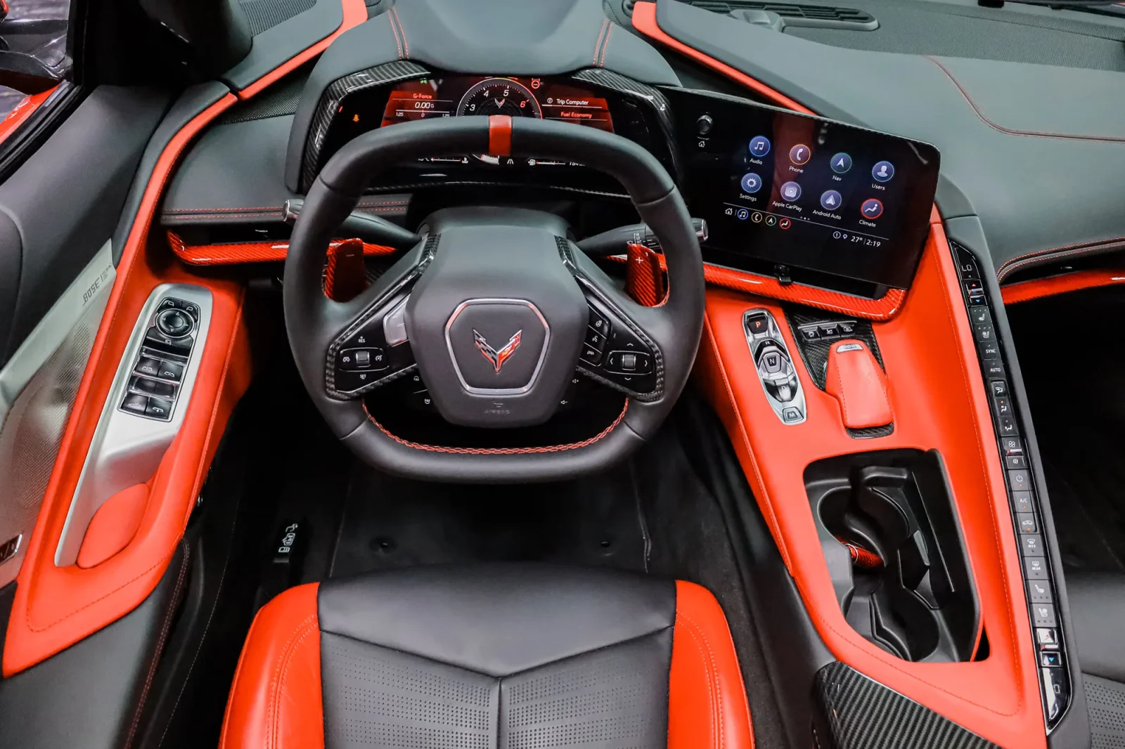 Kiralık Chevrolet Corvette  Kırmızı 2022 içinde Abu Dhabi - 5 