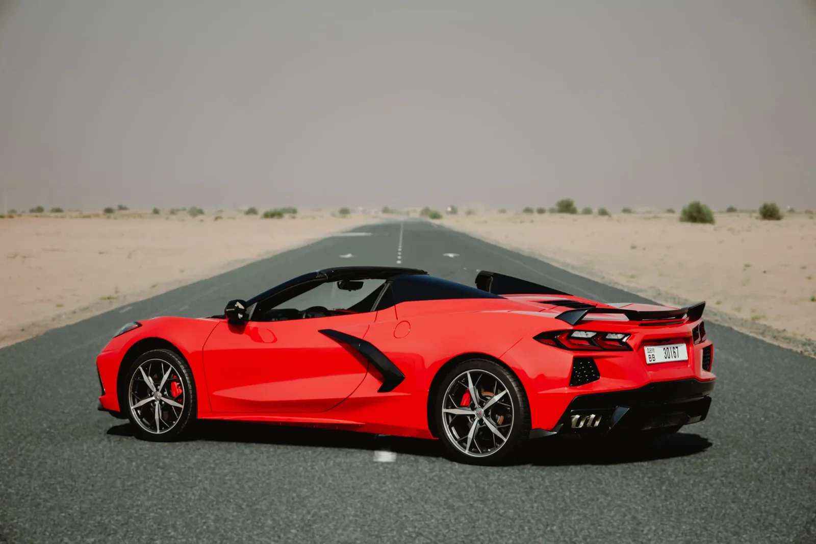 Kiralık Chevrolet Corvette  Kırmızı 2022 içinde Abu Dhabi - 10 