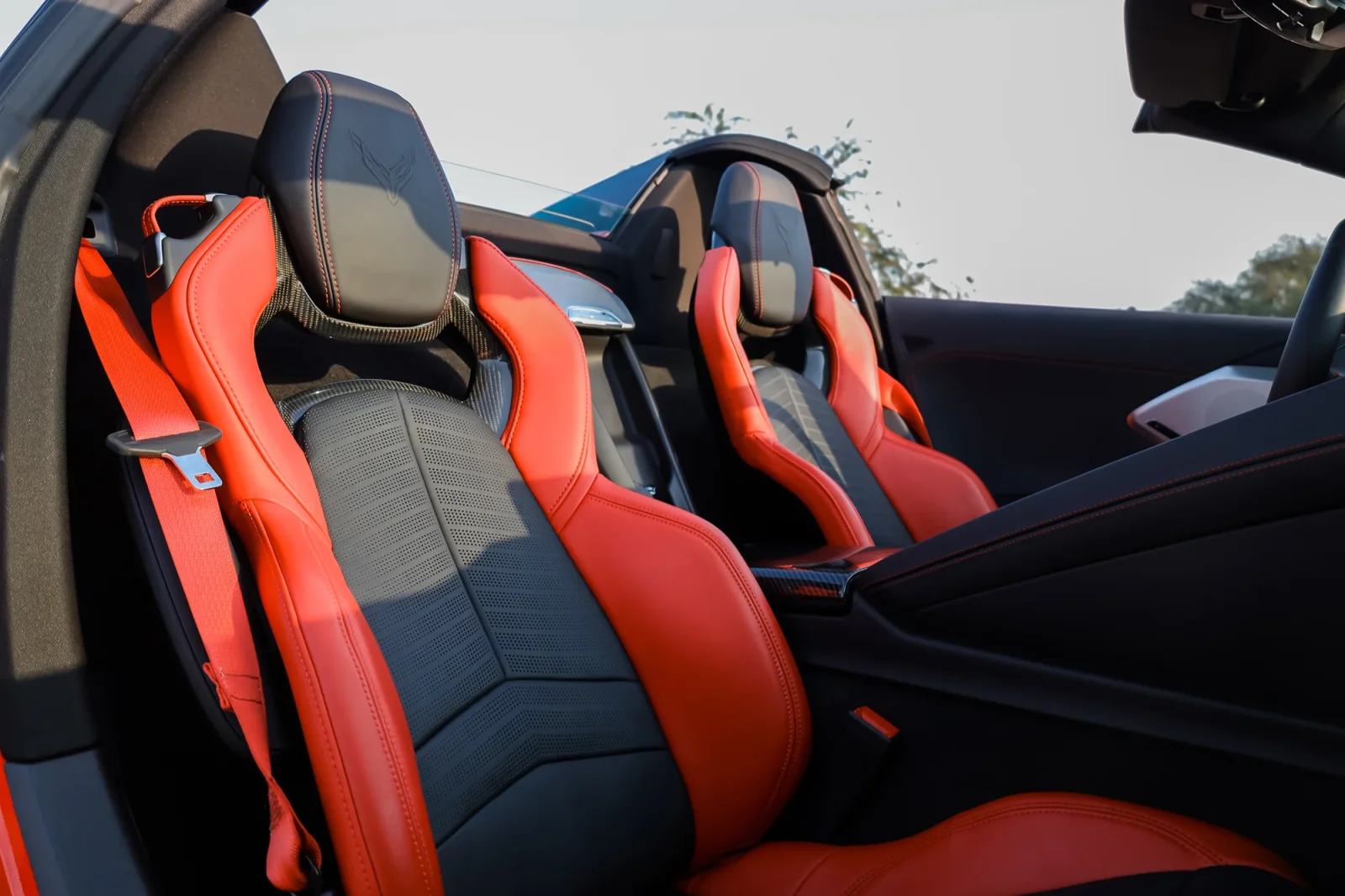 Kiralık Chevrolet Corvette  Kırmızı 2022 içinde Abu Dhabi - 8 