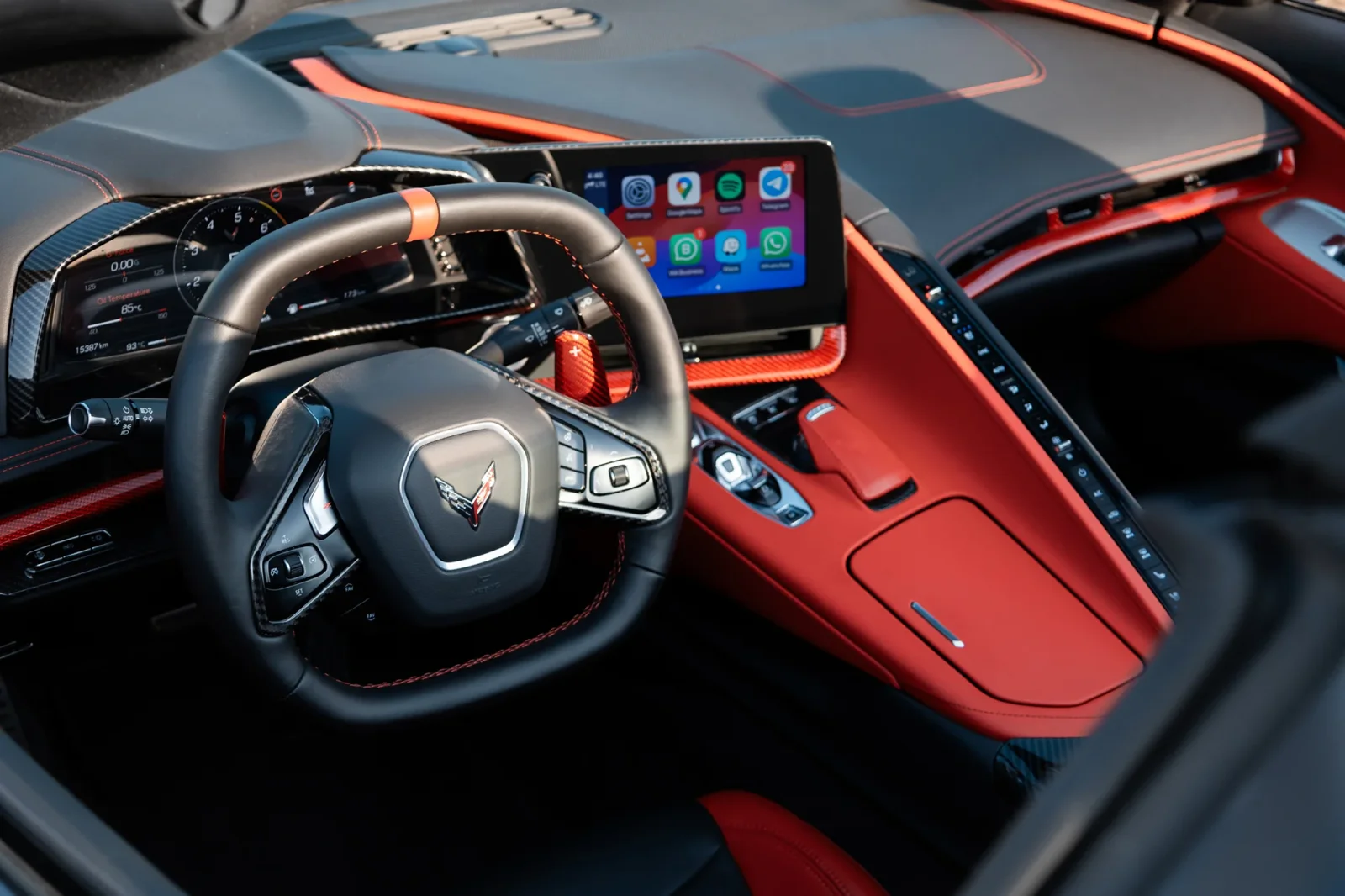 Kiralık Chevrolet Corvette  Kırmızı 2022 içinde Abu Dhabi - 4 