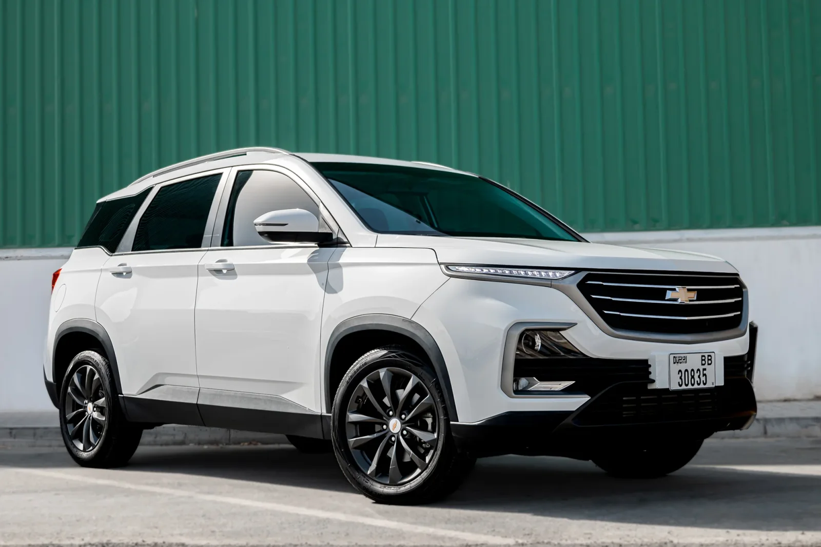 Kiralık Chevrolet Captiva  Beyaz 2023 içinde Abu Dhabi - 12 