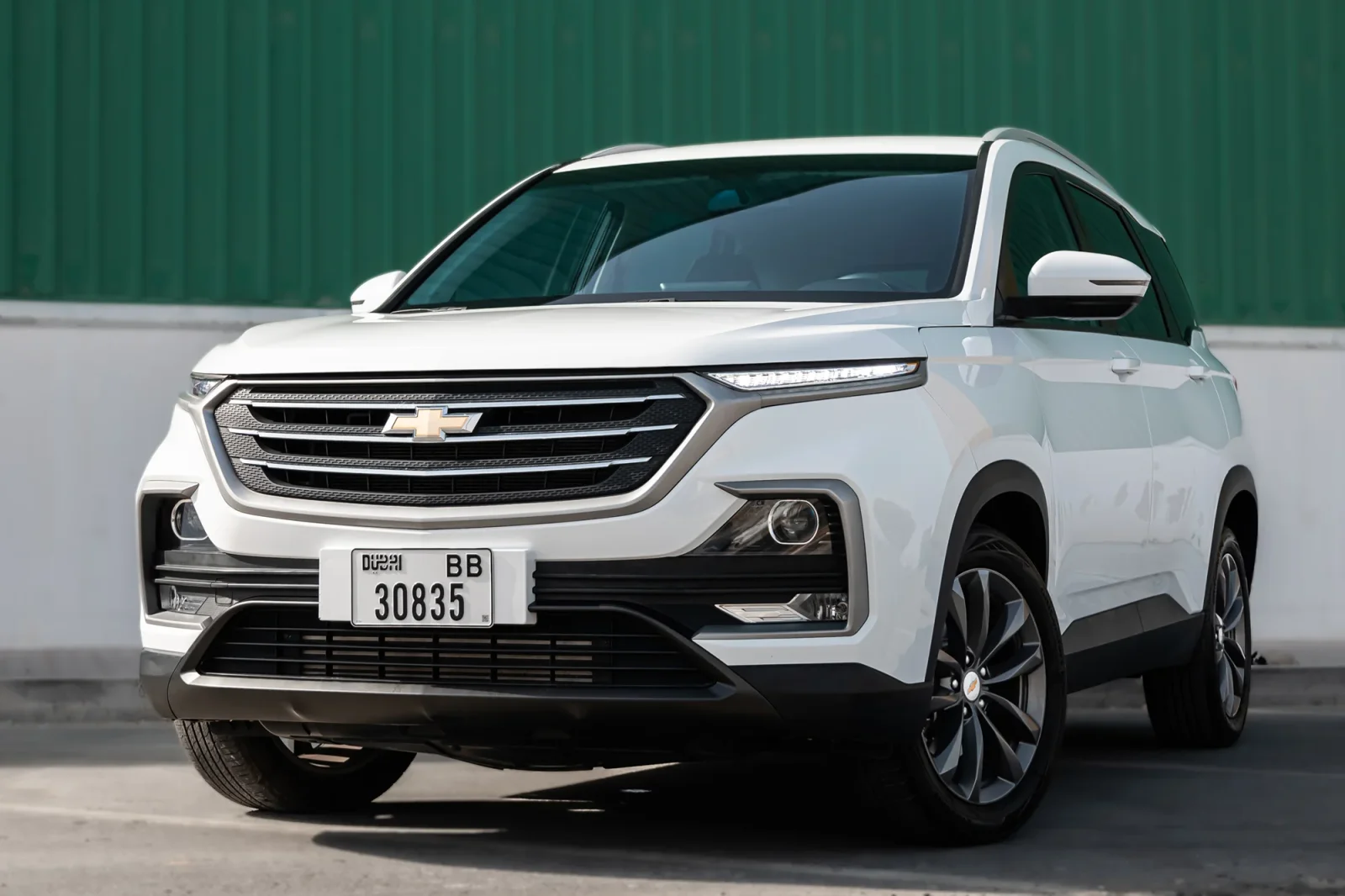 Kiralık Chevrolet Captiva  Beyaz 2023 içinde Abu Dhabi