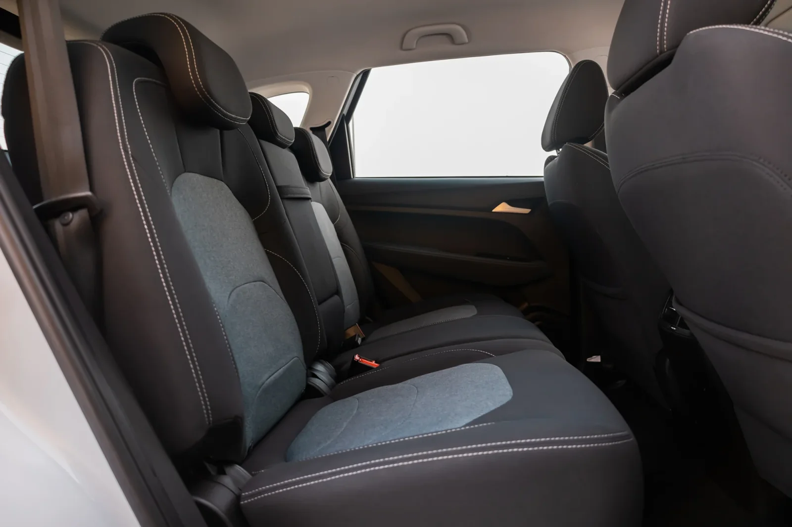 Kiralık Chevrolet Captiva  Beyaz 2023 içinde Abu Dhabi - 6 