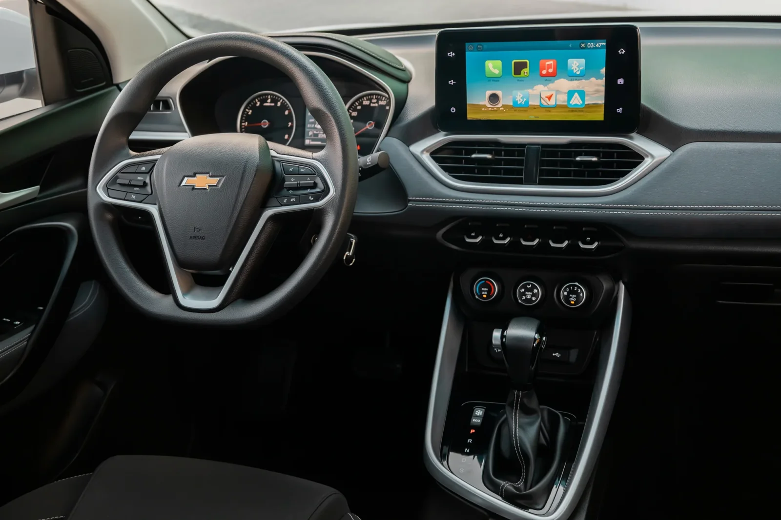 Kiralık Chevrolet Captiva  Beyaz 2023 içinde Abu Dhabi - 3 