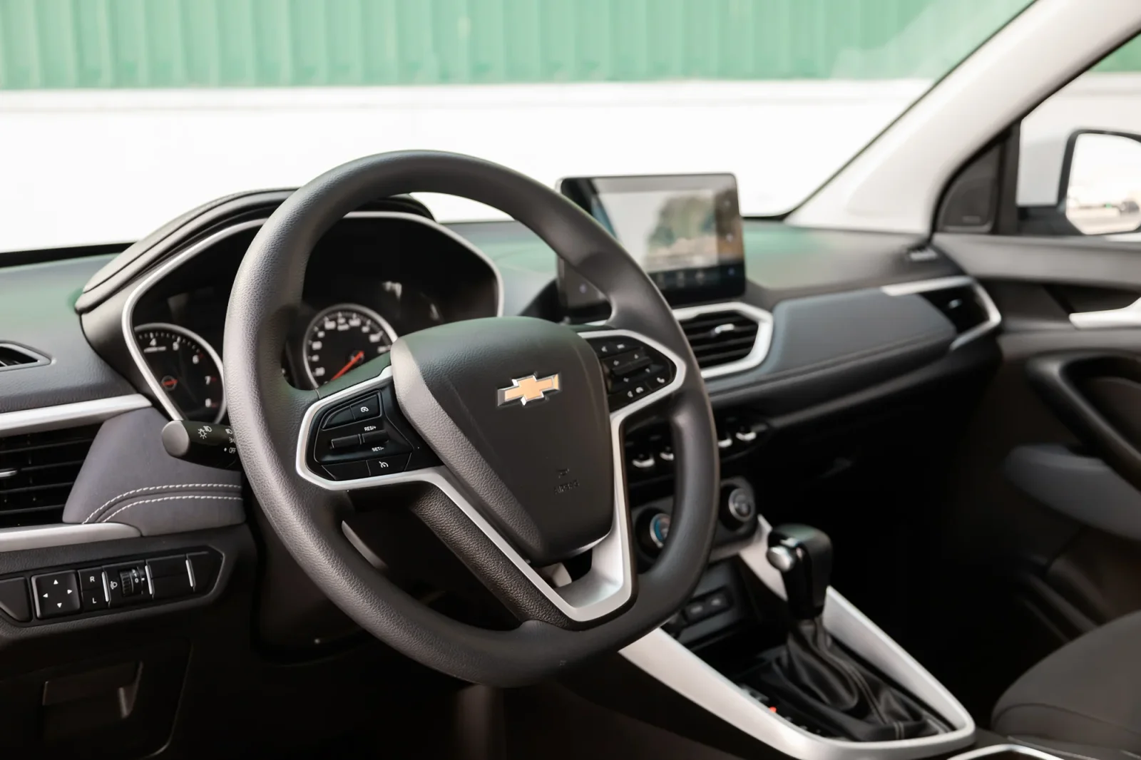 Kiralık Chevrolet Captiva  Beyaz 2023 içinde Abu Dhabi - 4 