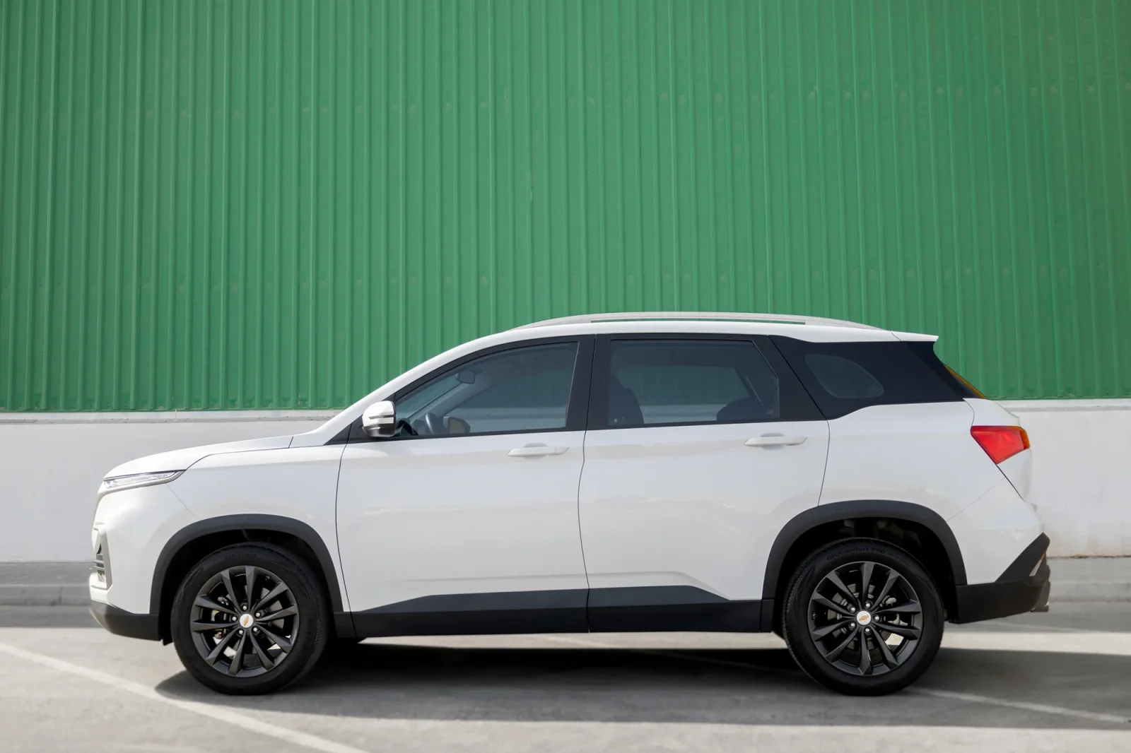 Kiralık Chevrolet Captiva  Beyaz 2023 içinde Abu Dhabi - 13 