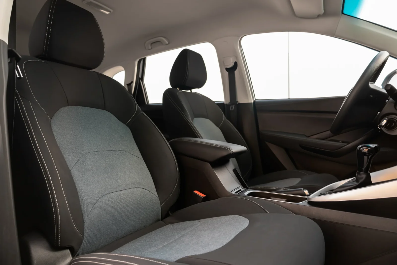 Kiralık Chevrolet Captiva  Beyaz 2023 içinde Abu Dhabi - 8 