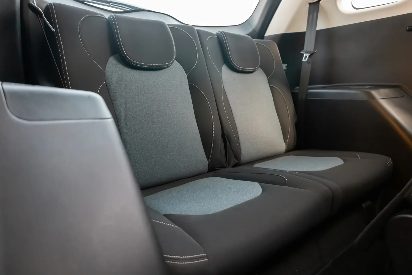 Kiralık Chevrolet Captiva  Beyaz 2023 içinde Abu Dhabi - 5 