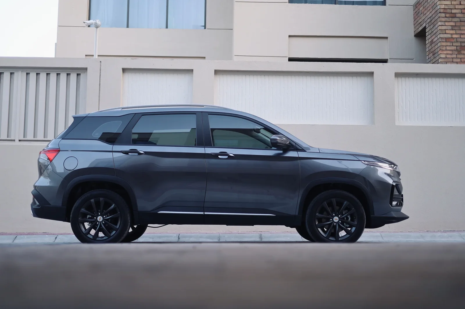 Kiralık Chevrolet Captiva  Gri 2024 içinde Abu Dhabi - 18 