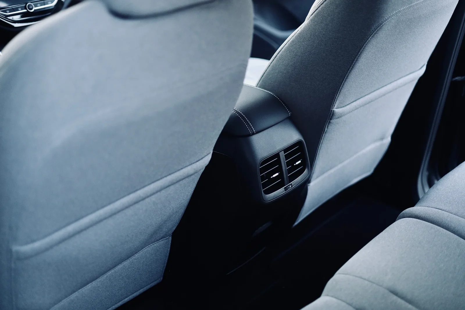 Kiralık Chevrolet Captiva  Gri 2024 içinde Abu Dhabi - 7 