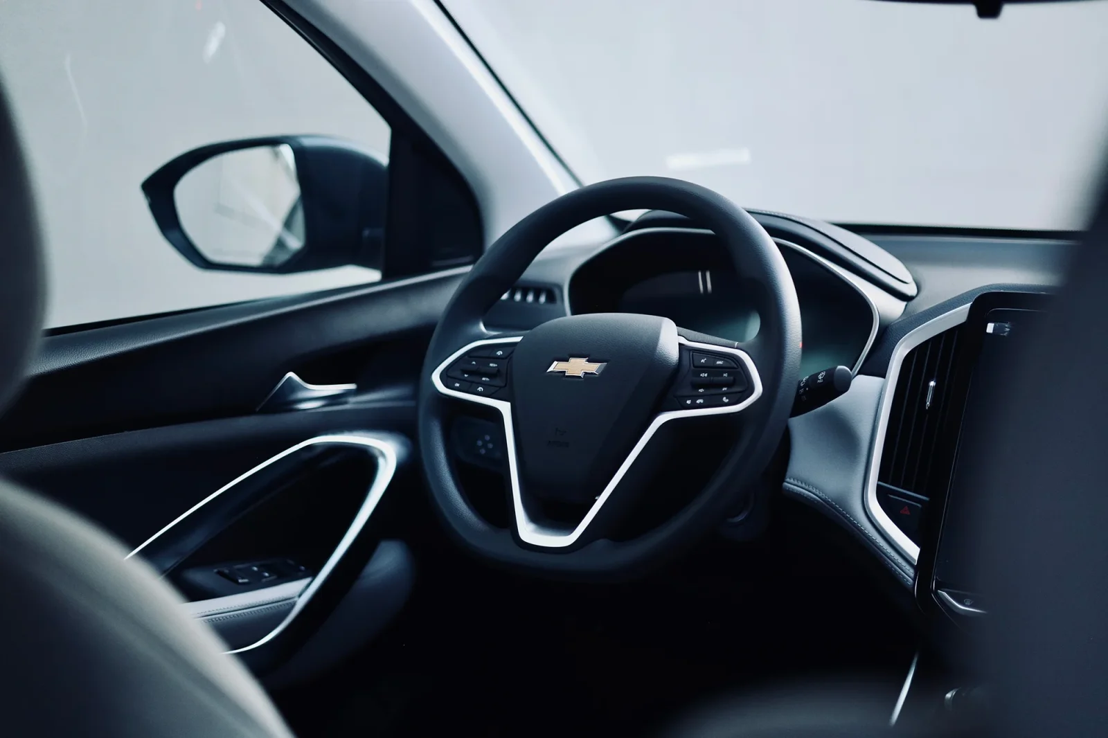 Kiralık Chevrolet Captiva  Gri 2024 içinde Abu Dhabi - 4 