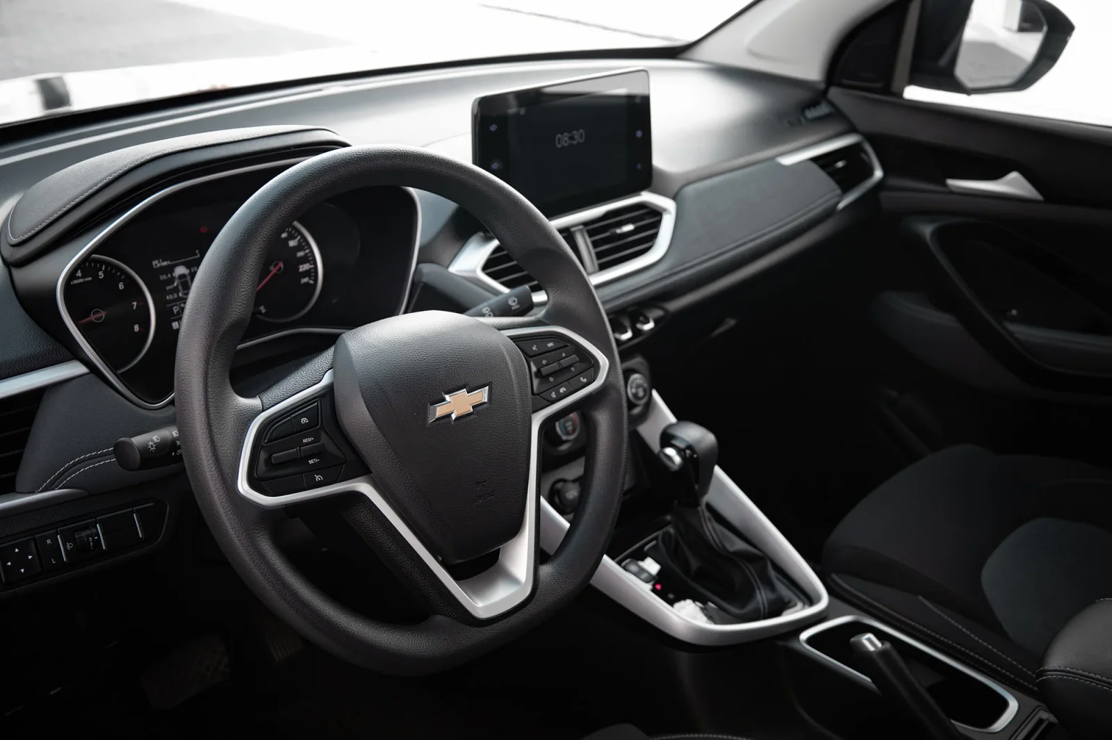 Kiralık Chevrolet Captiva  Siyah 2023 içinde Abu Dhabi - 4 