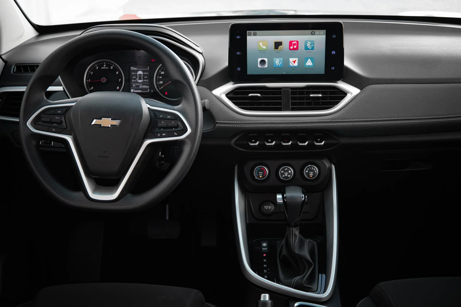 Kiralık Chevrolet Captiva  Siyah 2023 içinde Abu Dhabi - 3 