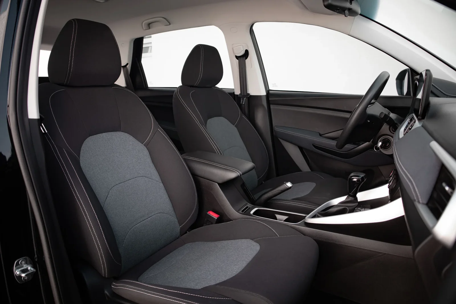 Kiralık Chevrolet Captiva  Siyah 2023 içinde Abu Dhabi - 9 