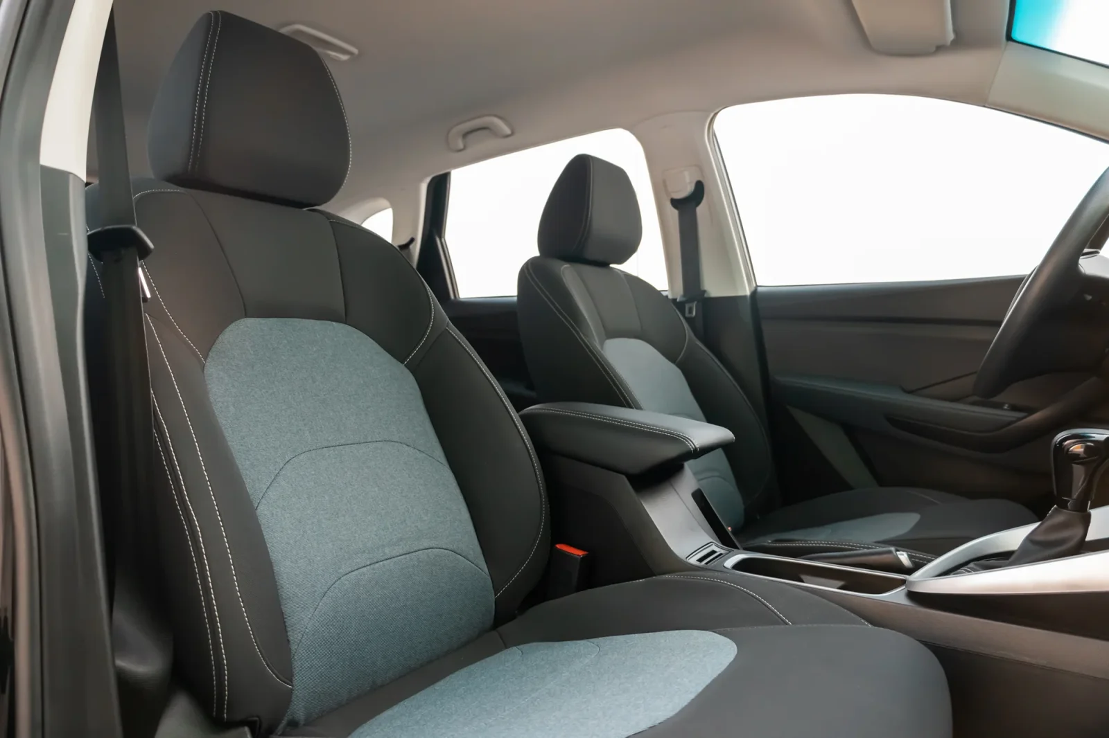 Kiralık Chevrolet Captiva  Siyah 2023 içinde Abu Dhabi - 6 