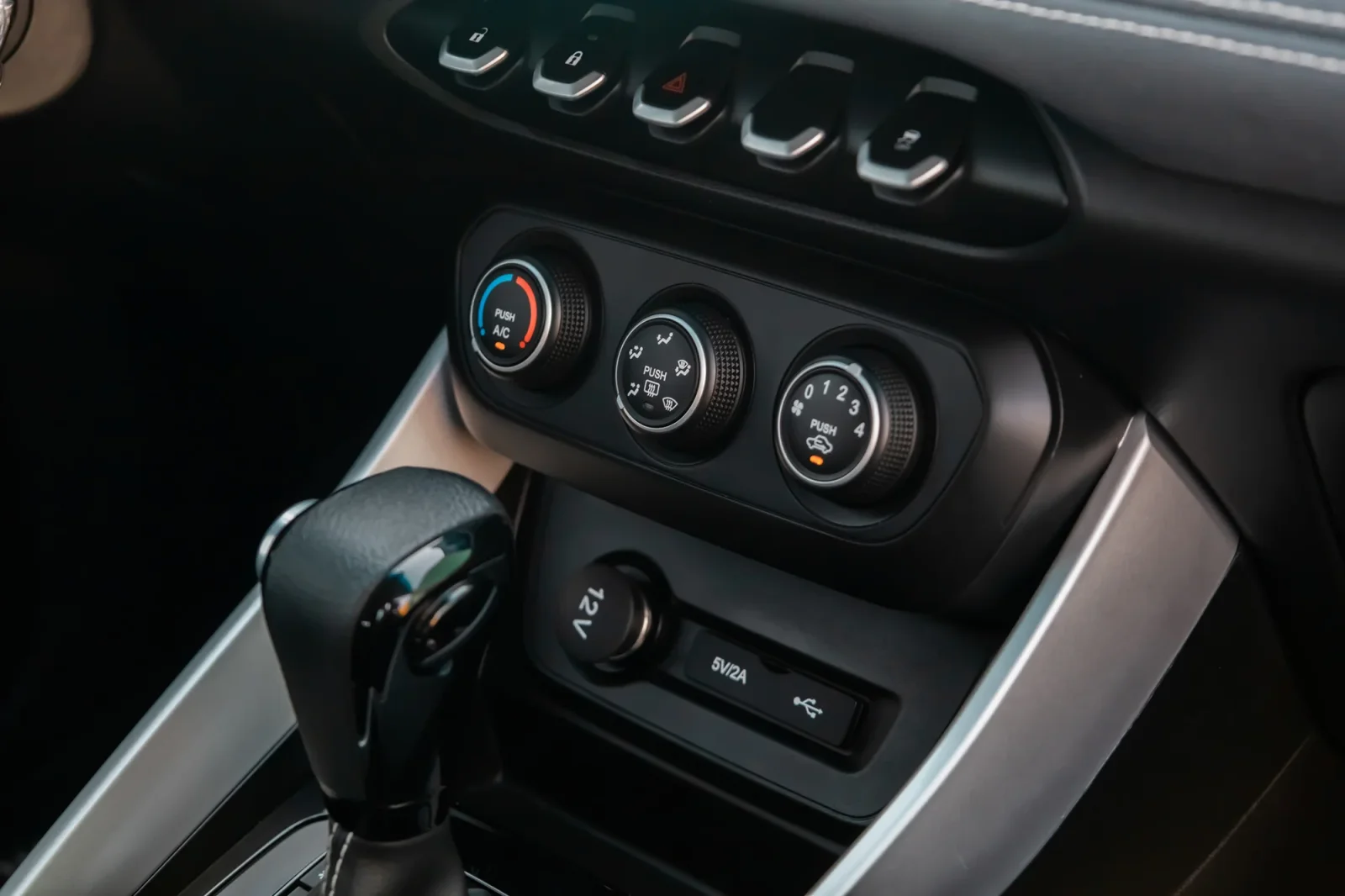 Kiralık Chevrolet Captiva  Siyah 2023 içinde Abu Dhabi - 9 