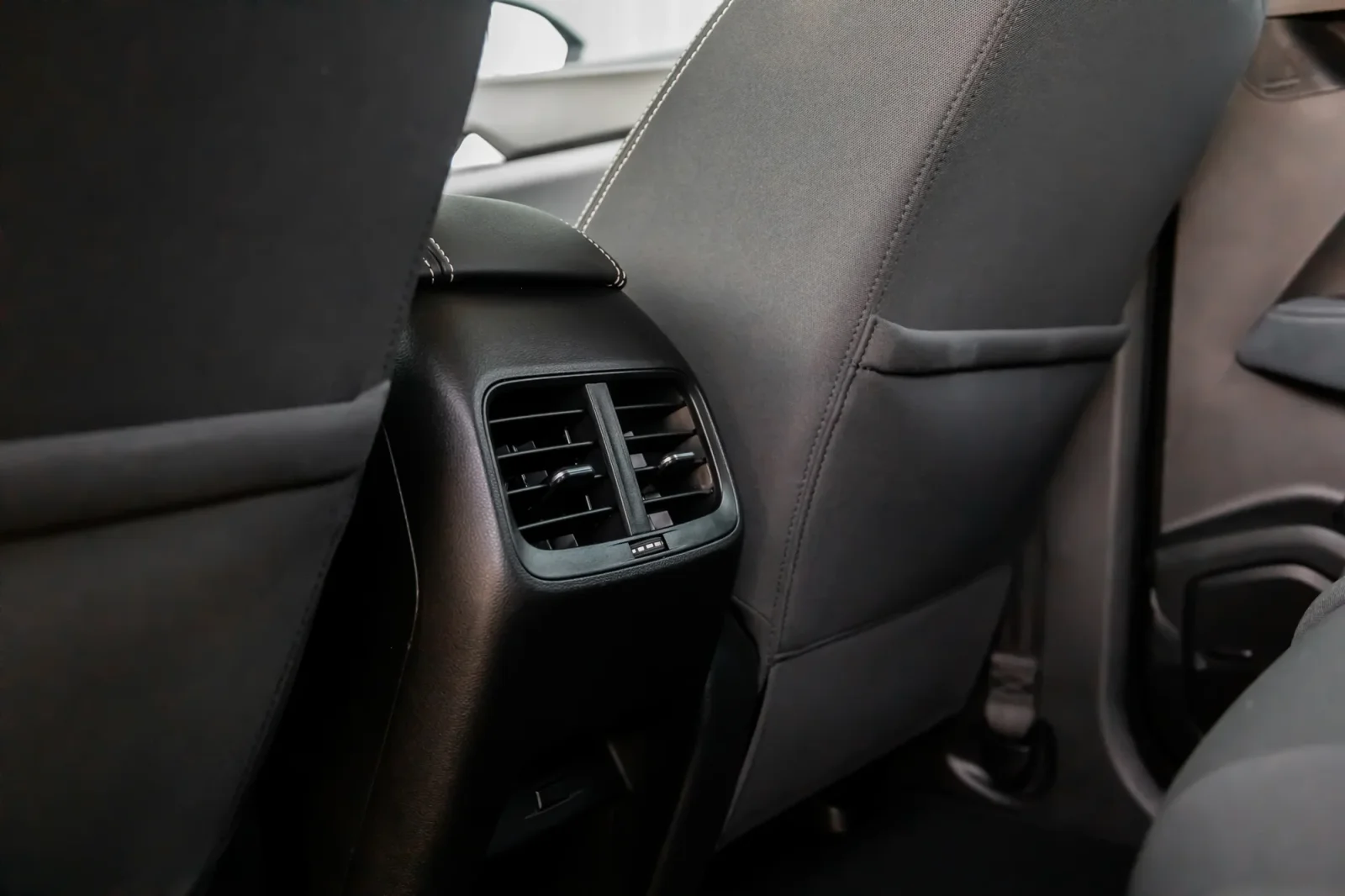 Kiralık Chevrolet Captiva  Siyah 2023 içinde Abu Dhabi - 5 