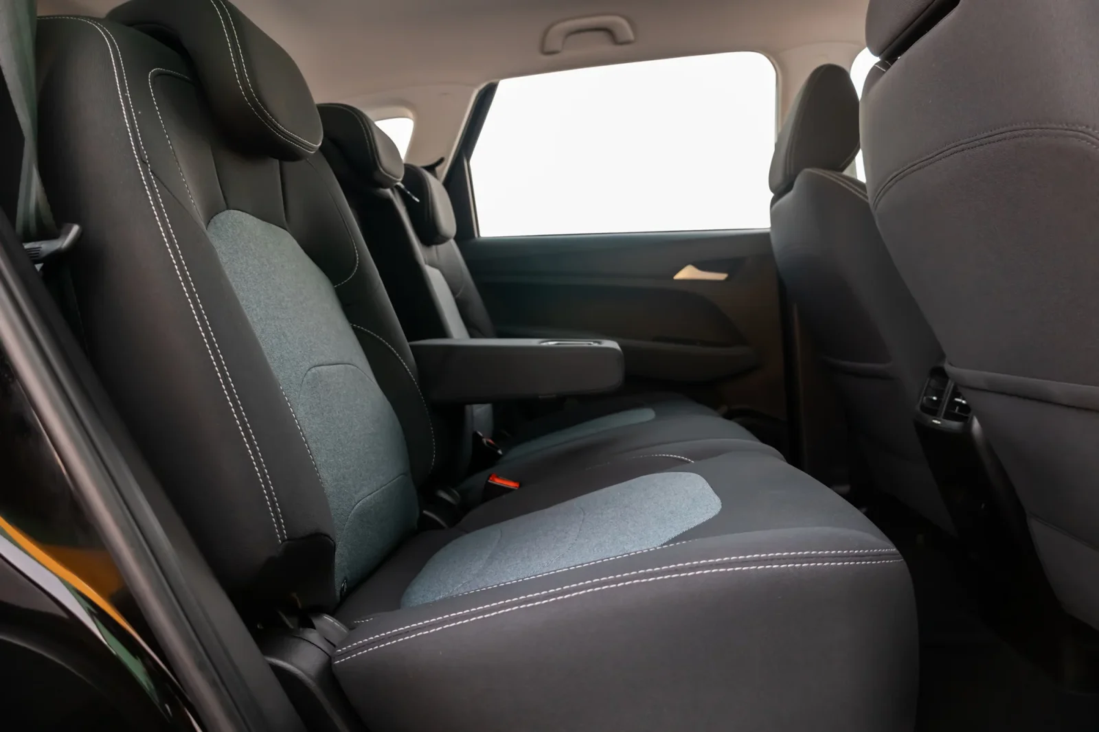 Kiralık Chevrolet Captiva  Siyah 2023 içinde Abu Dhabi - 8 