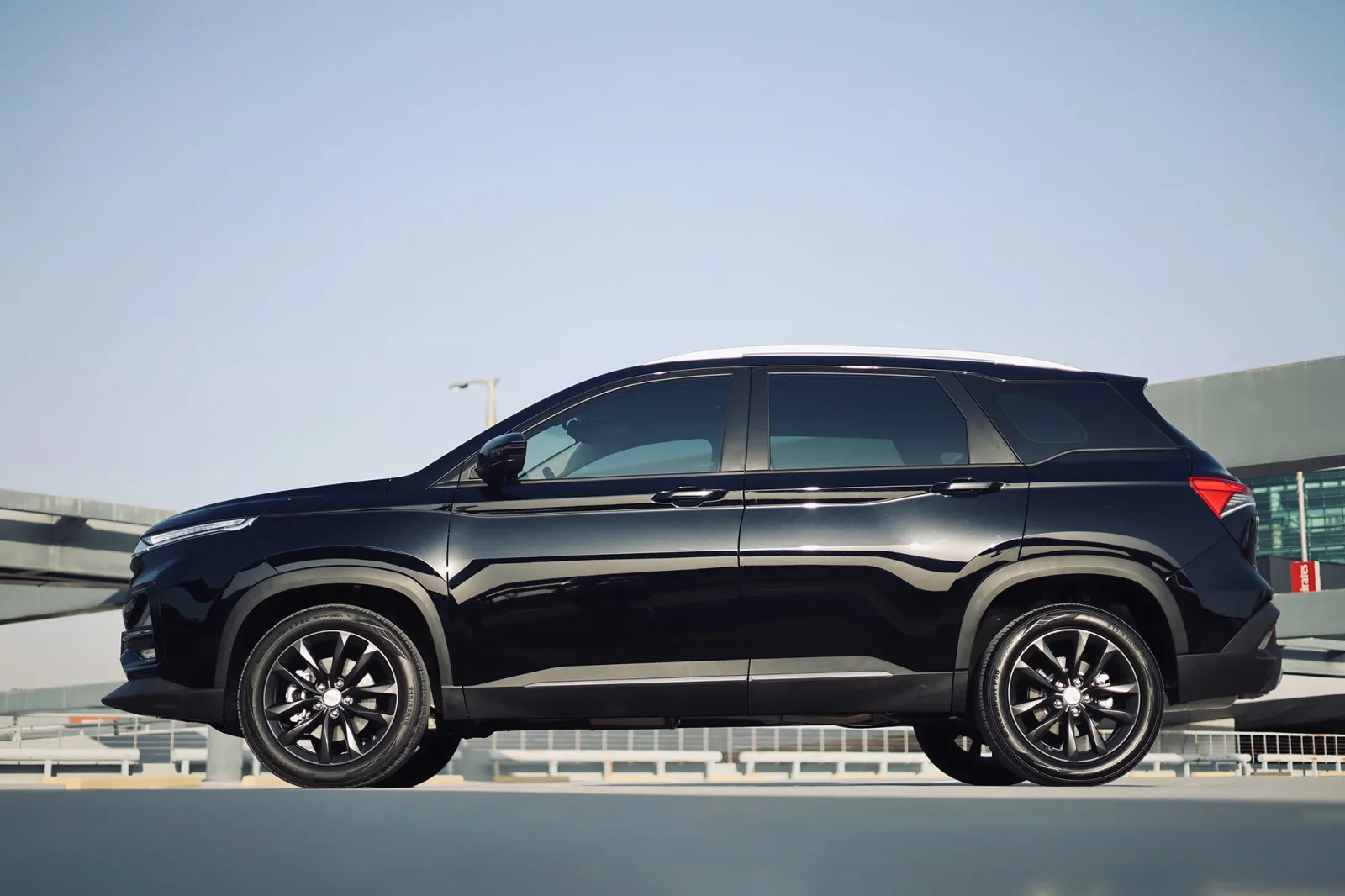Kiralık Chevrolet Captiva  Siyah 2024 içinde Abu Dhabi - 12 