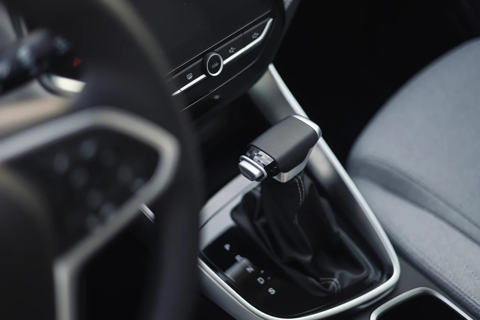 Kiralık Chevrolet Captiva  Siyah 2024 içinde Abu Dhabi - 8 