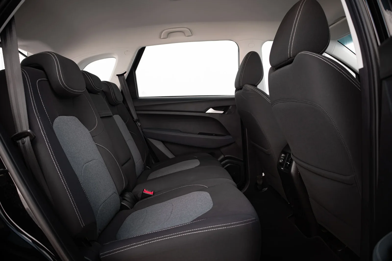 Kiralık Chevrolet Captiva  Siyah 2023 içinde Abu Dhabi - 16 