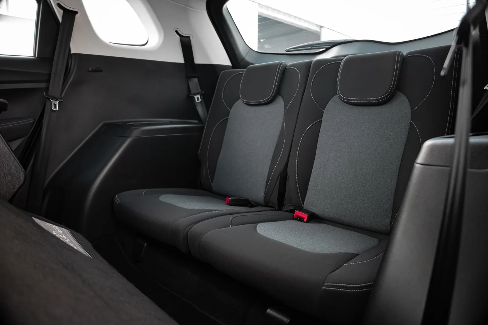 Kiralık Chevrolet Captiva  Siyah 2023 içinde Abu Dhabi - 7 