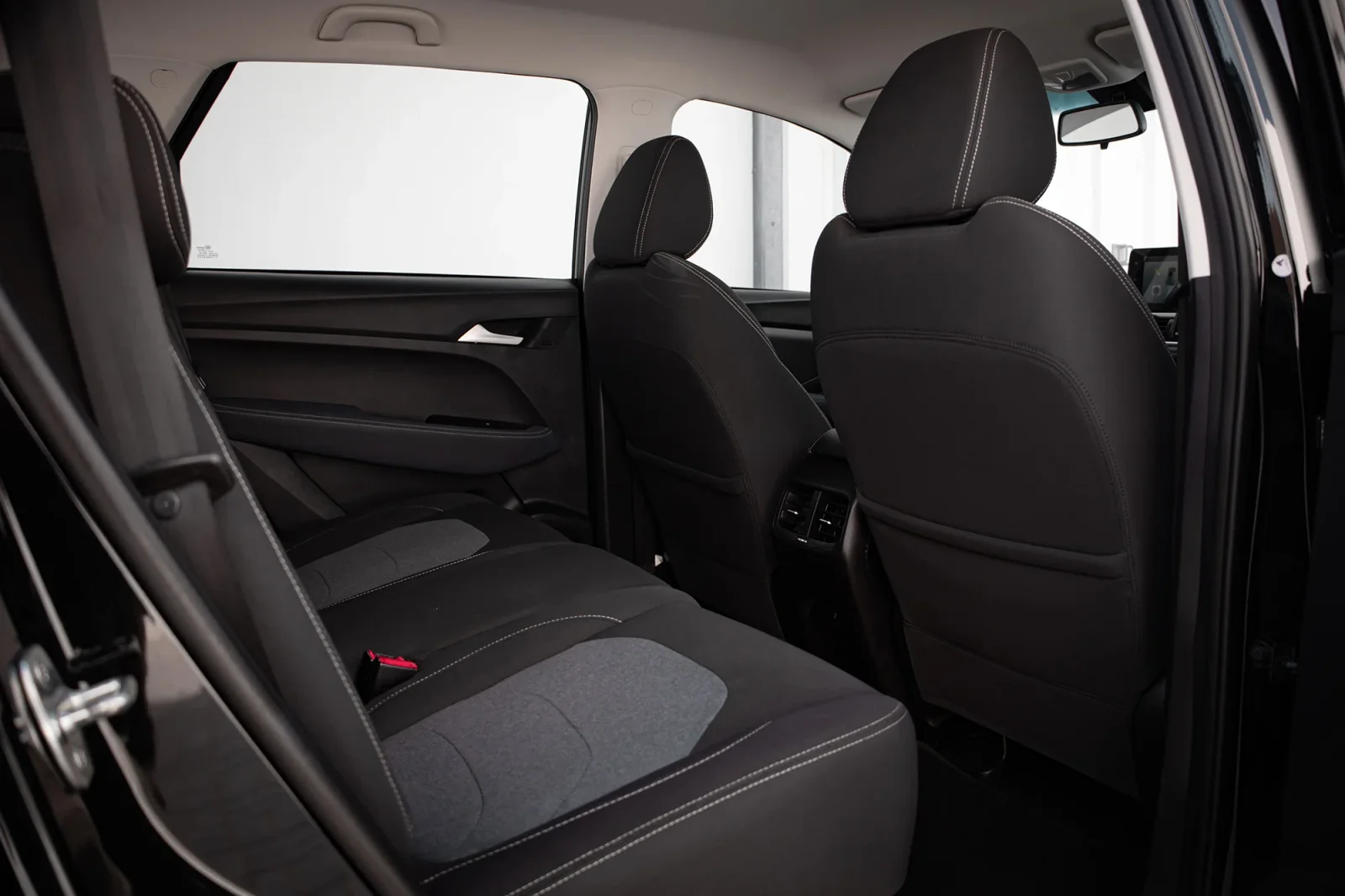 Kiralık Chevrolet Captiva  Siyah 2023 içinde Abu Dhabi - 8 