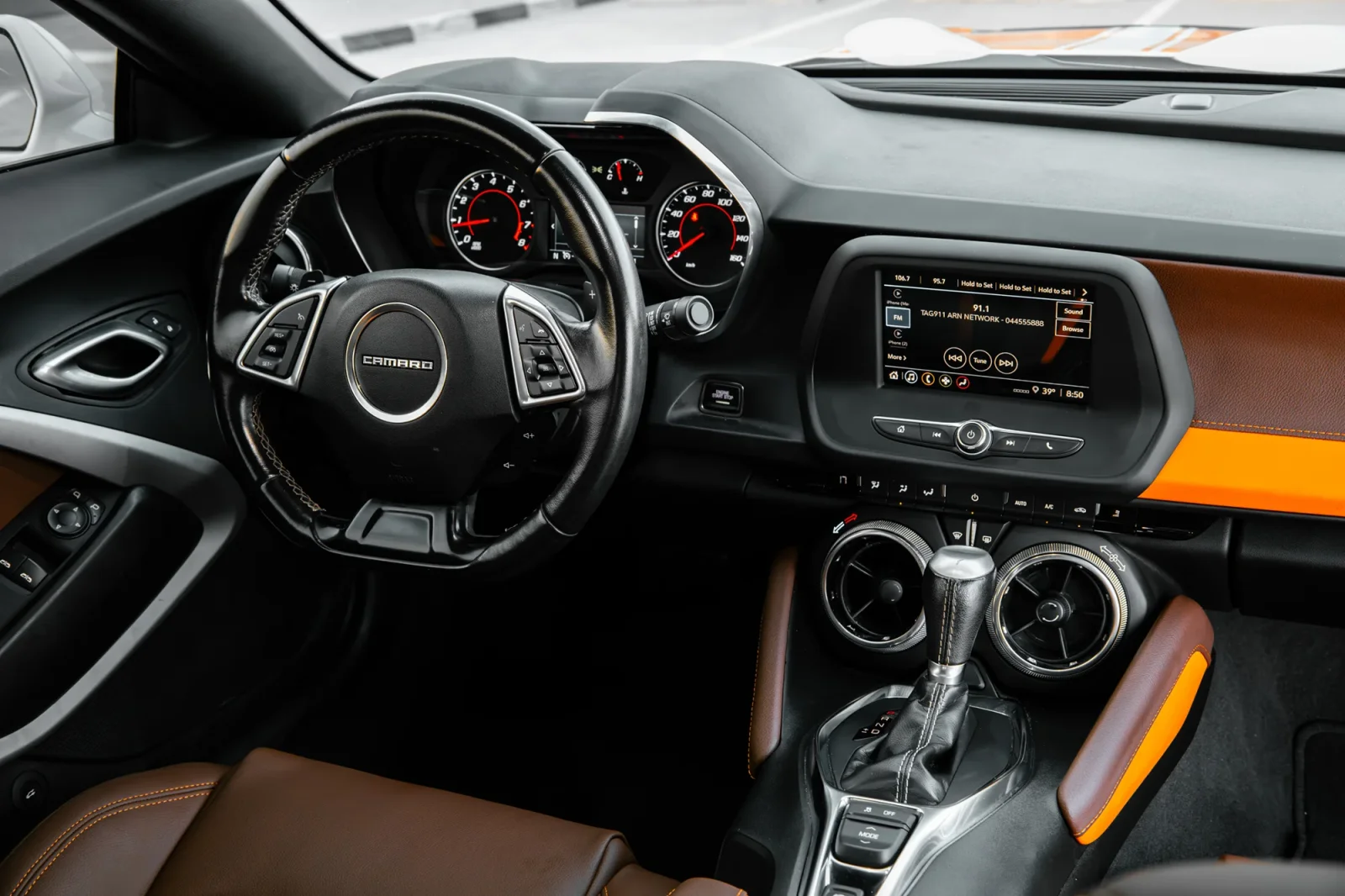 Kiralık Chevrolet Camaro  Beyaz 2022 içinde Abu Dhabi - 4 