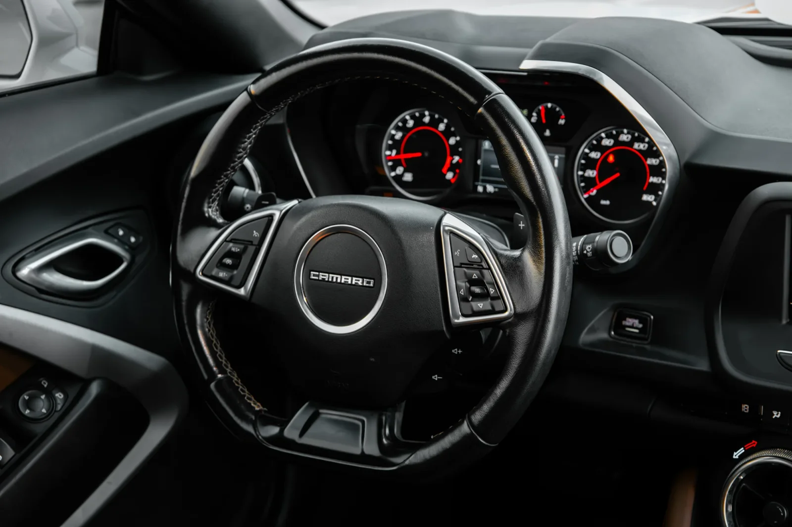 Kiralık Chevrolet Camaro  Beyaz 2022 içinde Abu Dhabi - 3 