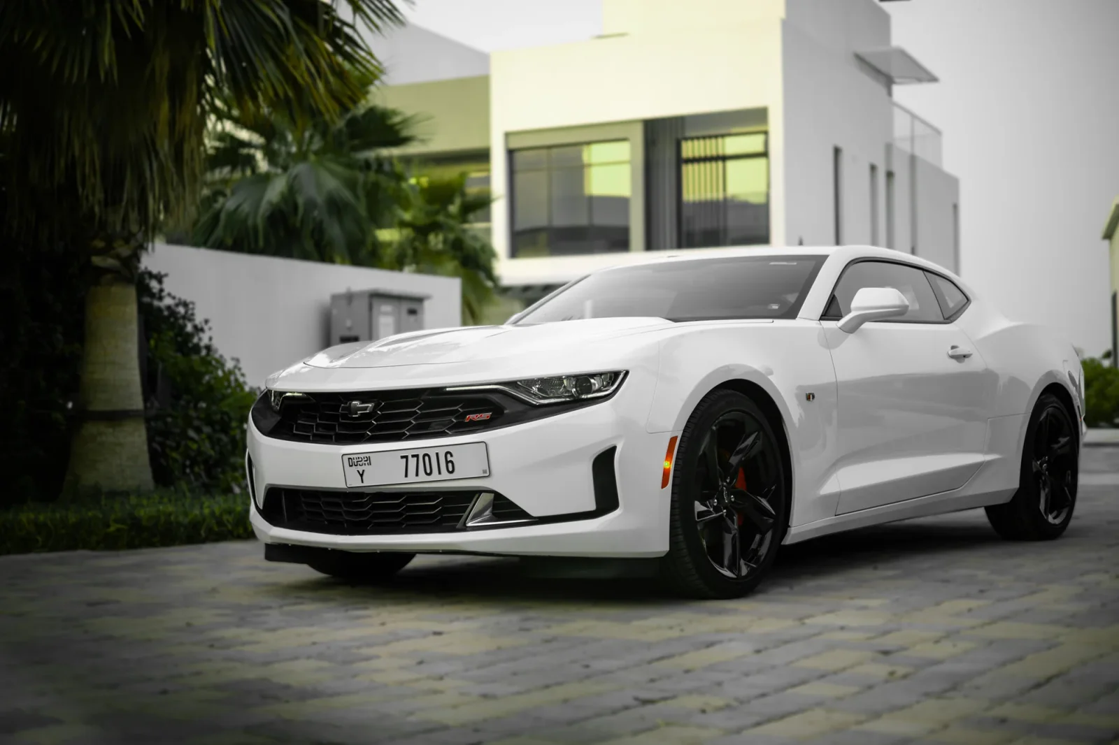 Kiralık Chevrolet Camaro RS Beyaz 2023 içinde Abu Dhabi - 12 