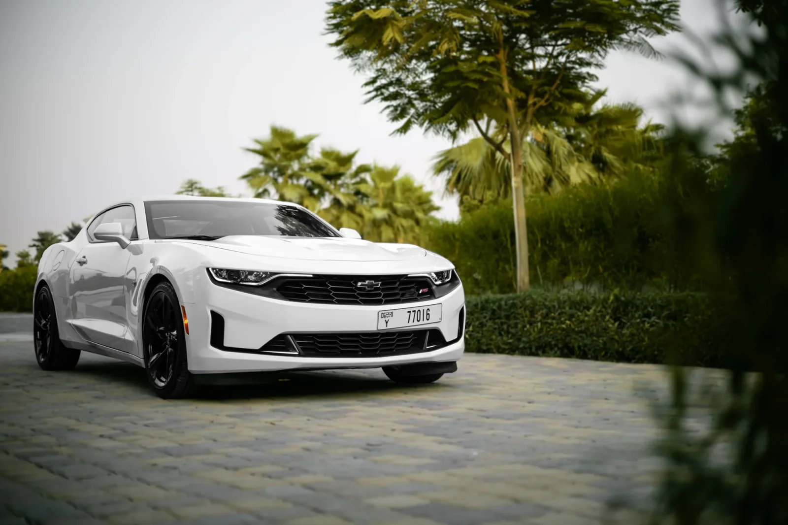 Kiralık Chevrolet Camaro RS Beyaz 2023 içinde Abu Dhabi - 8 