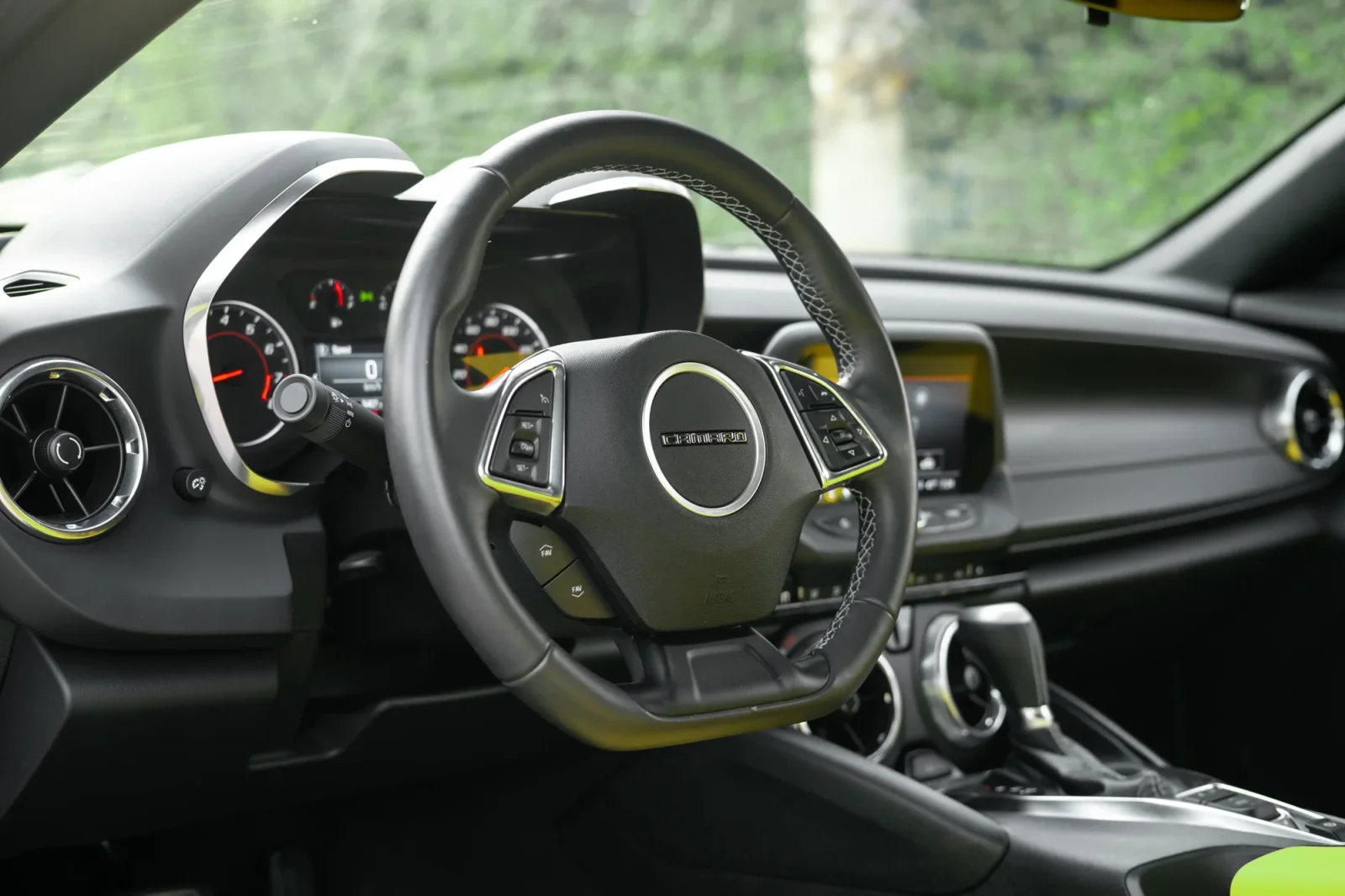 Kiralık Chevrolet Camaro RS Beyaz 2023 içinde Abu Dhabi - 7 