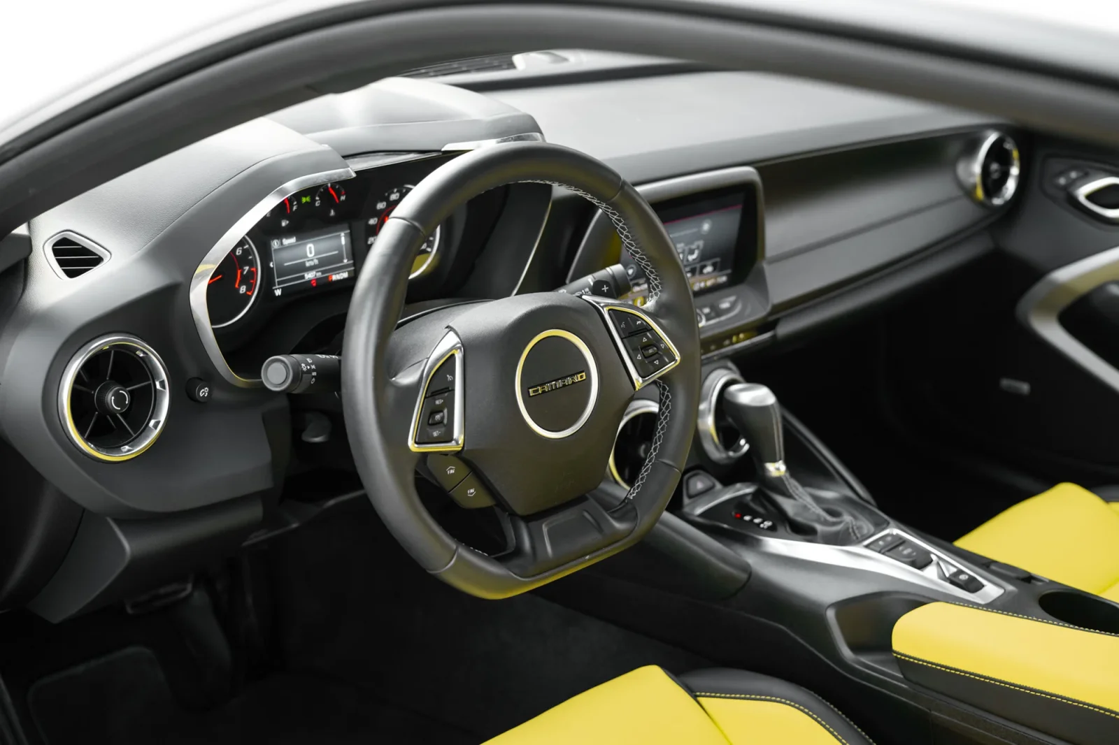 Kiralık Chevrolet Camaro RS Beyaz 2023 içinde Abu Dhabi - 4 