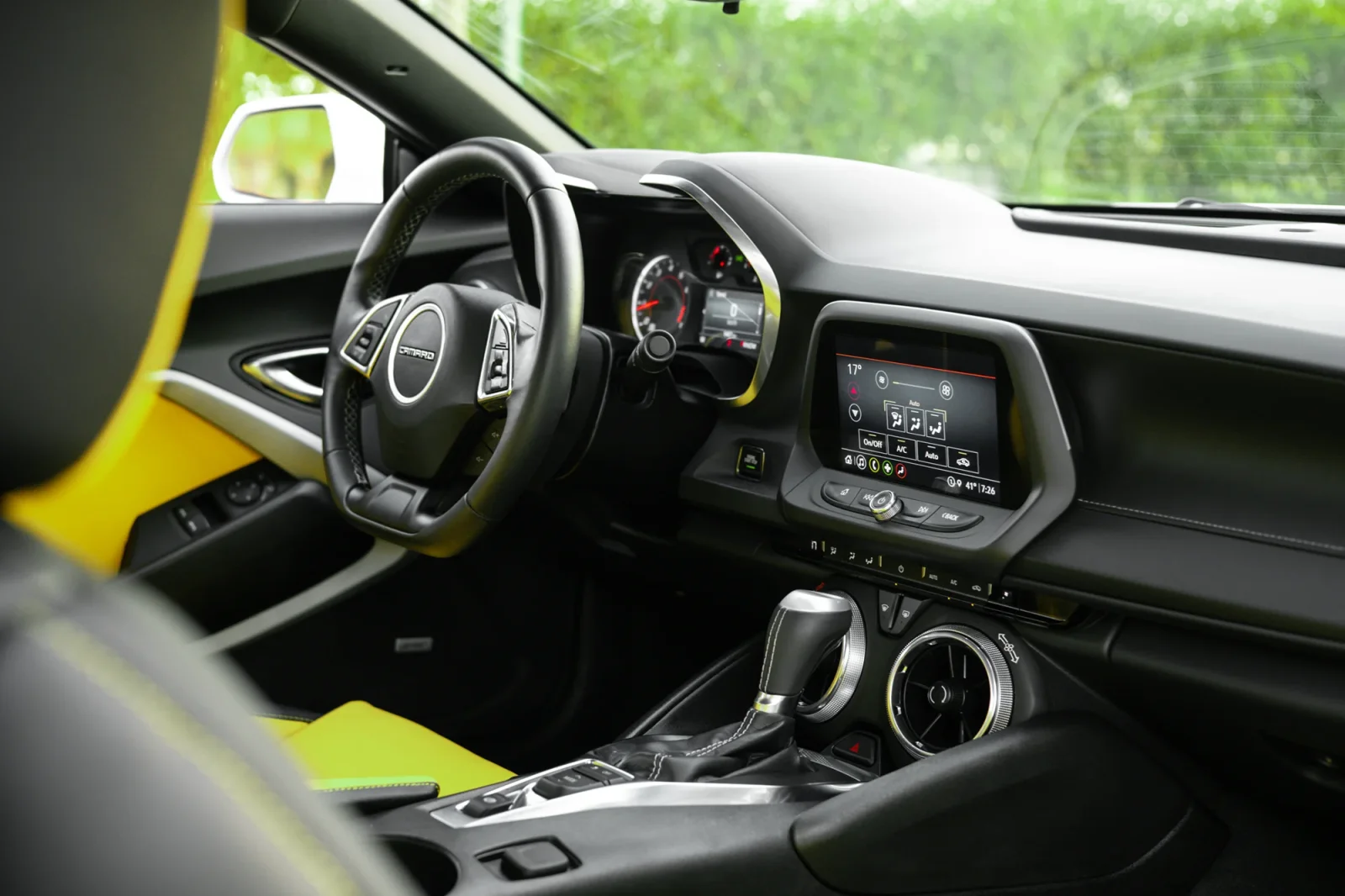 Kiralık Chevrolet Camaro RS Beyaz 2023 içinde Abu Dhabi - 6 